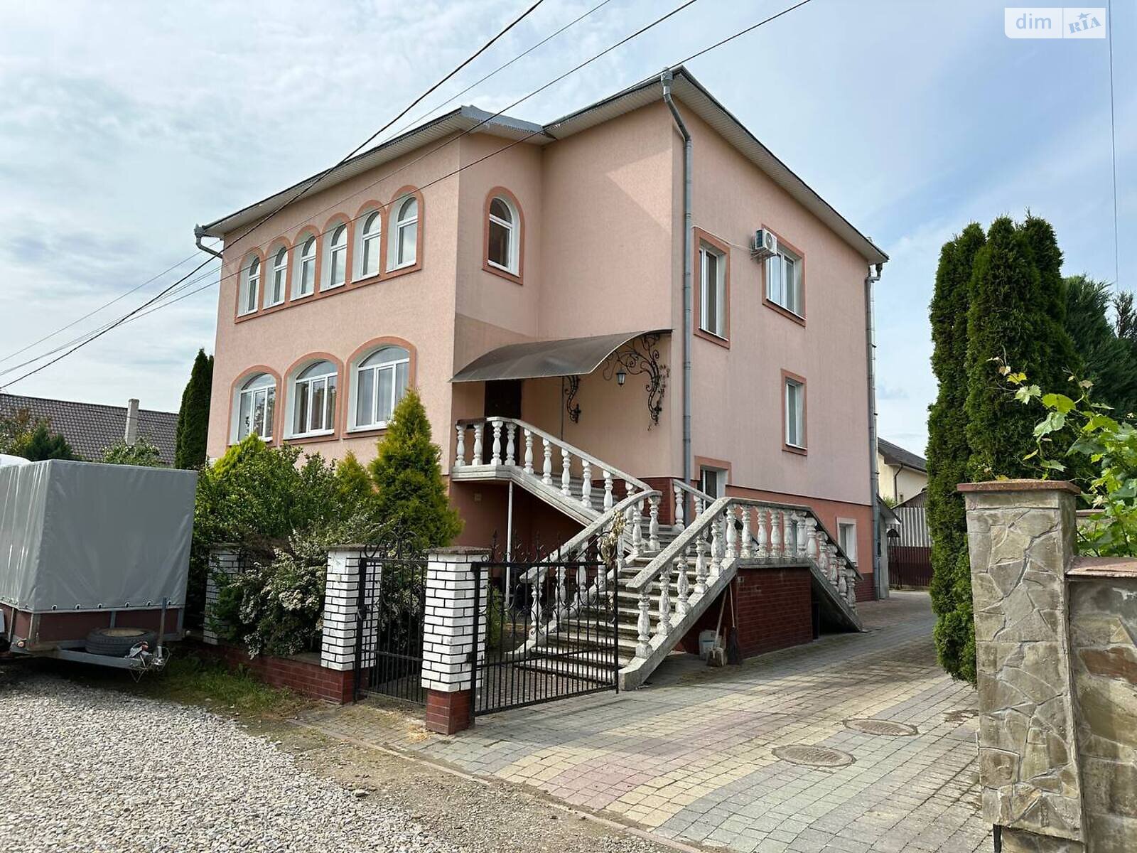 триповерховий будинок з гаражем, 388 кв. м, цегла. Продаж у Угорниках фото 1 триповерховий будинок з гаражем, 388 кв. м, цегла. Продаж у Угорниках фото 1