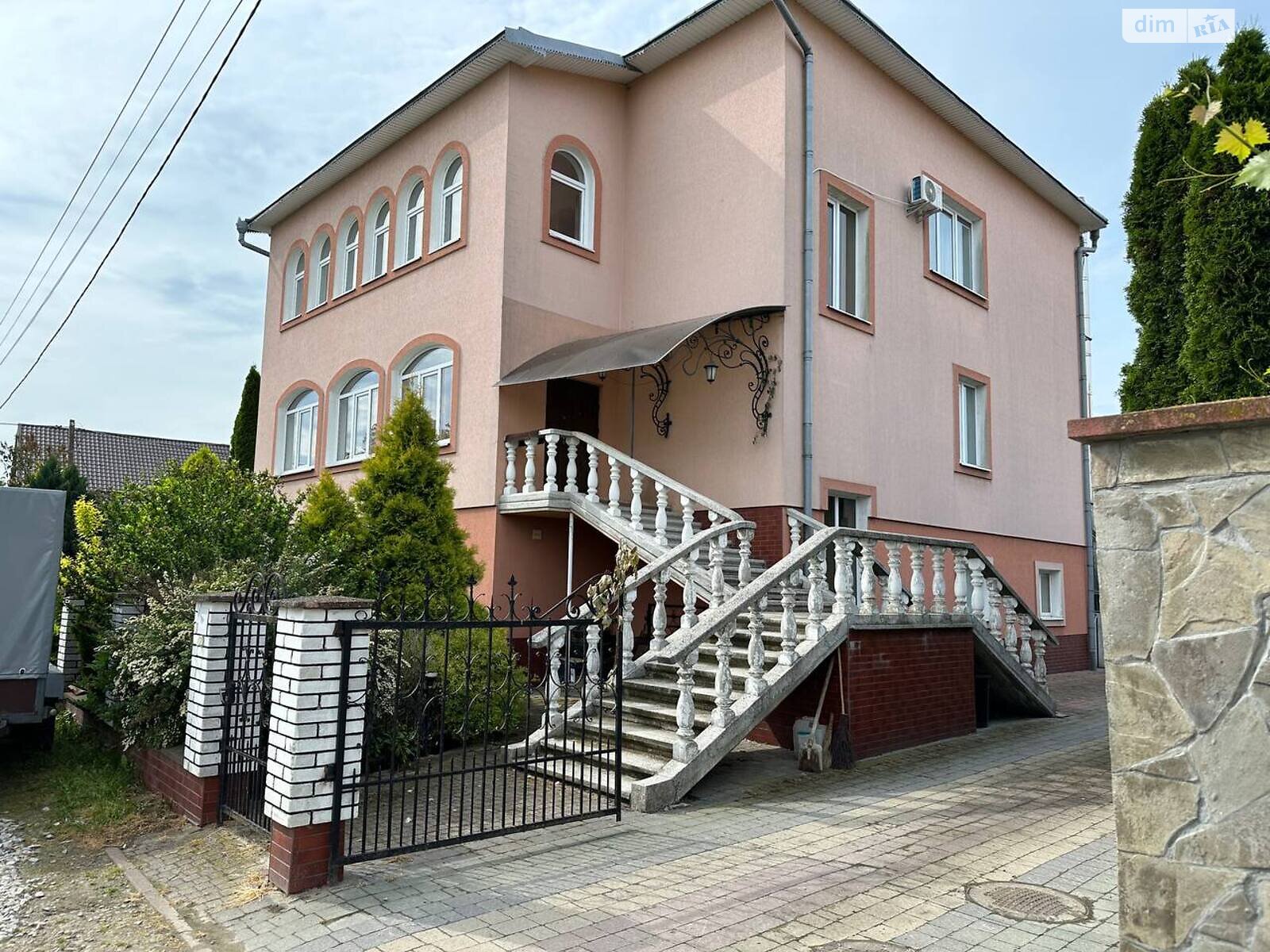 триповерховий будинок з гаражем, 388 кв. м, цегла. Продаж у Угорниках фото 1 триповерховий будинок з гаражем, 388 кв. м, цегла. Продаж у Угорниках фото 1