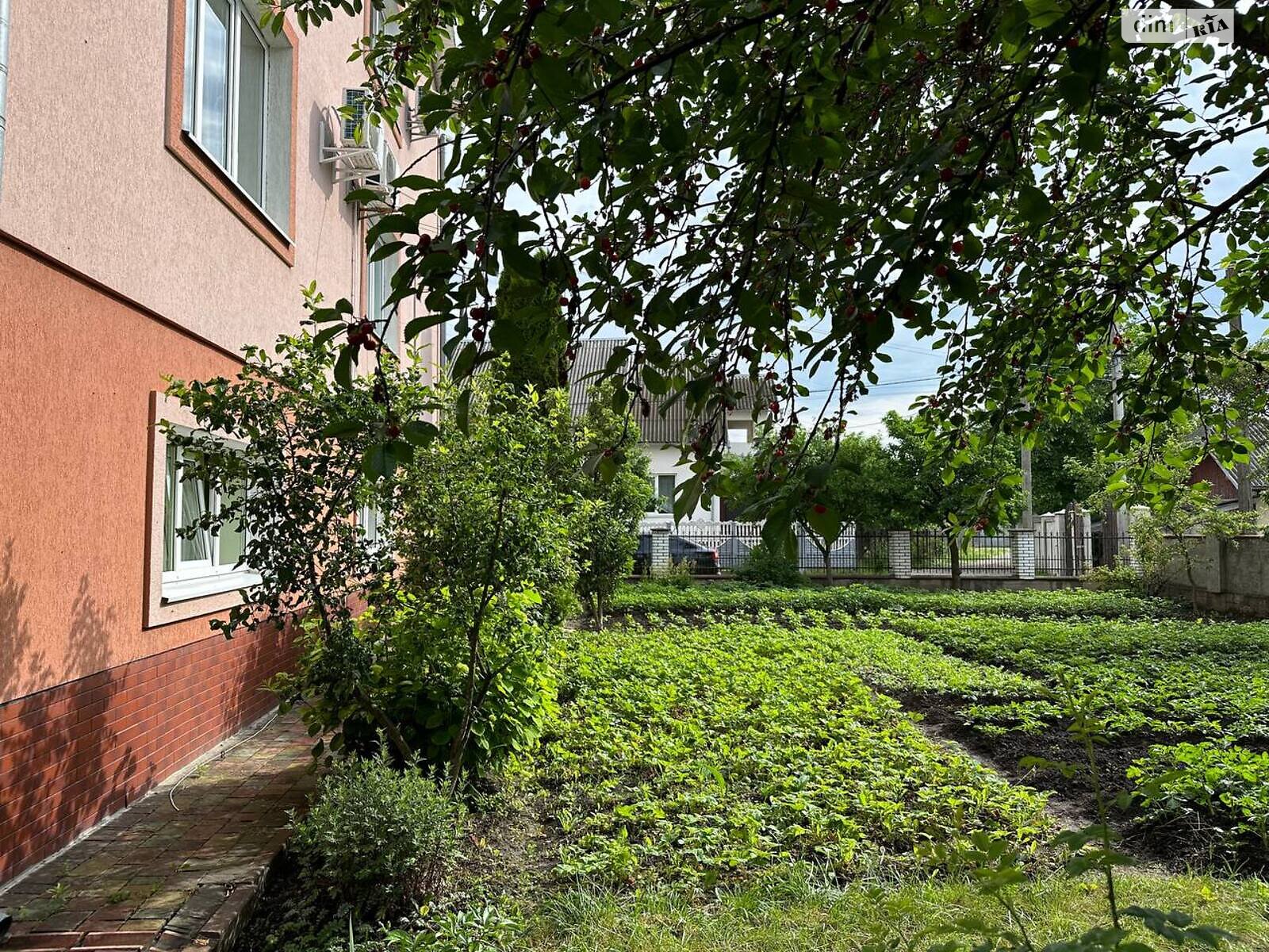 триповерховий будинок з гаражем, 388 кв. м, цегла. Продаж у Угорниках фото 1 триповерховий будинок з гаражем, 388 кв. м, цегла. Продаж у Угорниках фото 1