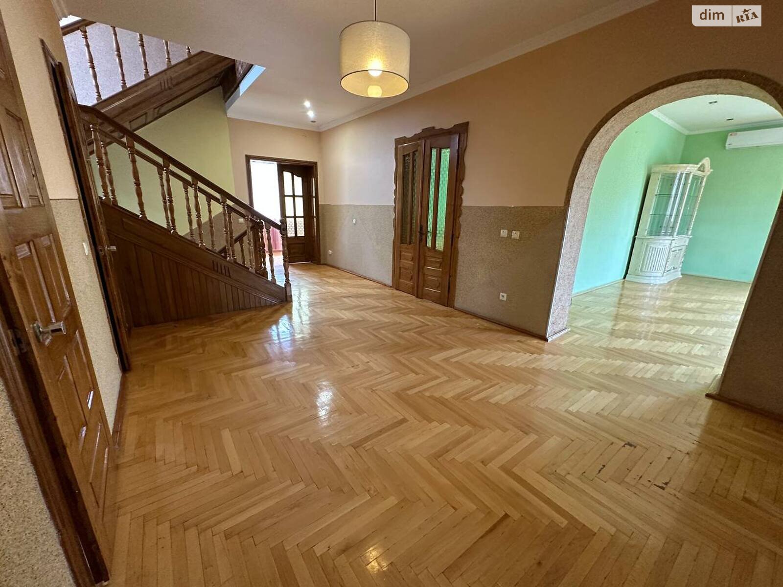 триповерховий будинок з гаражем, 388 кв. м, цегла. Продаж у Угорниках фото 1 триповерховий будинок з гаражем, 388 кв. м, цегла. Продаж у Угорниках фото 1