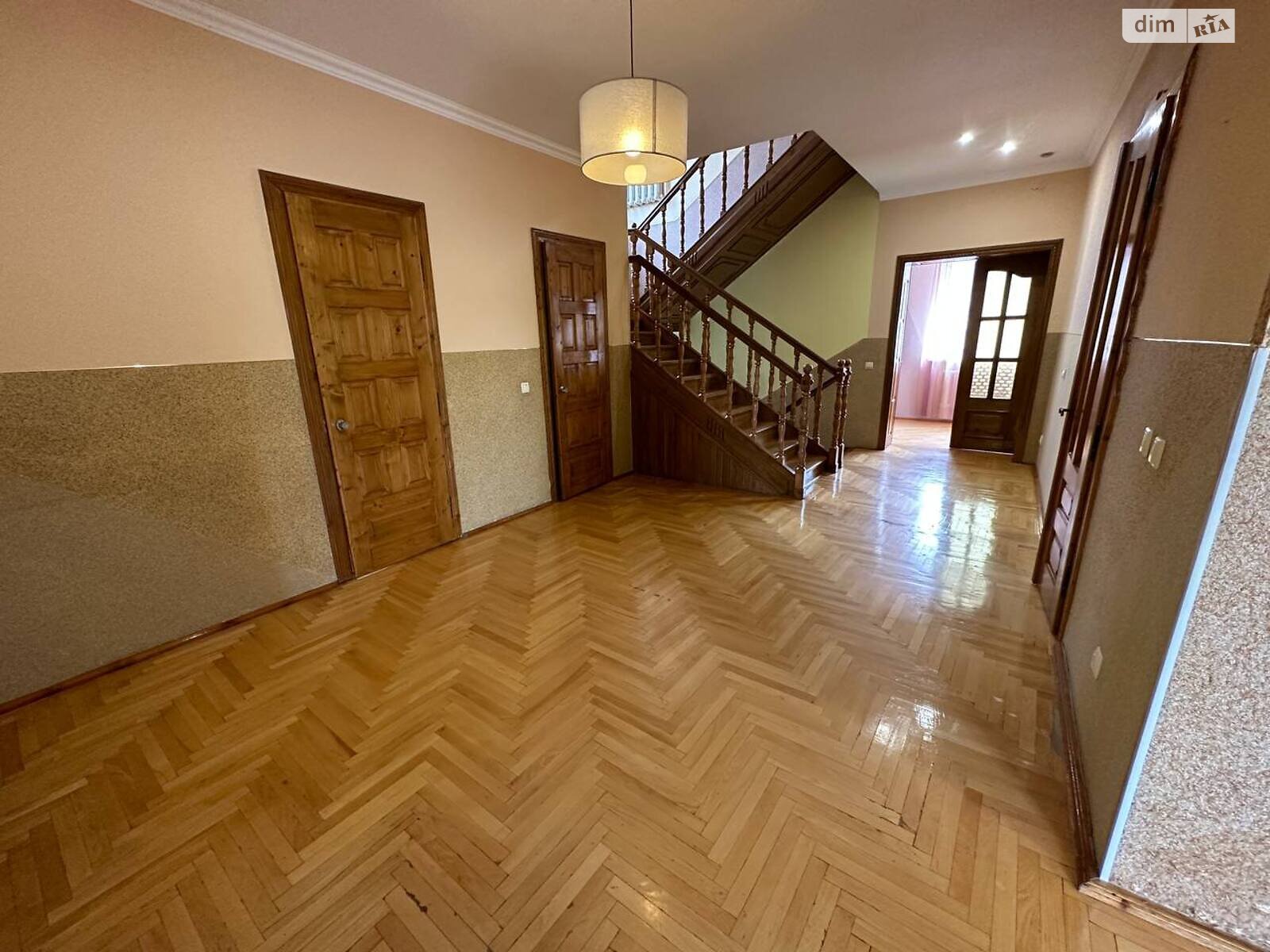 триповерховий будинок з гаражем, 388 кв. м, цегла. Продаж у Угорниках фото 1 триповерховий будинок з гаражем, 388 кв. м, цегла. Продаж у Угорниках фото 1
