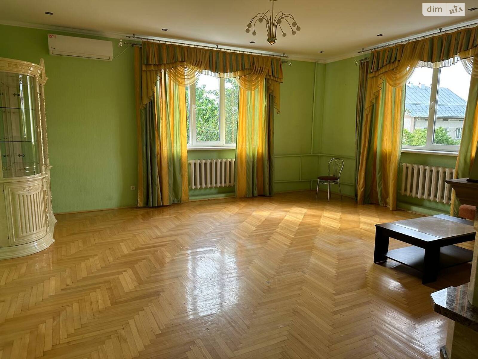 триповерховий будинок з гаражем, 388 кв. м, цегла. Продаж у Угорниках фото 1 триповерховий будинок з гаражем, 388 кв. м, цегла. Продаж у Угорниках фото 1