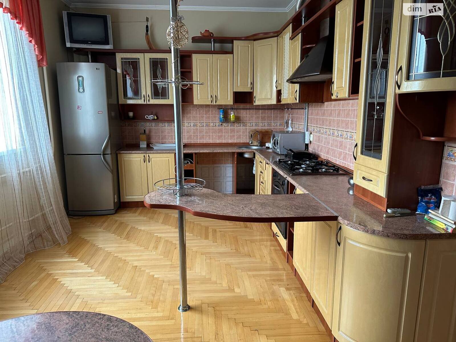 триповерховий будинок з гаражем, 388 кв. м, цегла. Продаж у Угорниках фото 1 триповерховий будинок з гаражем, 388 кв. м, цегла. Продаж у Угорниках фото 1