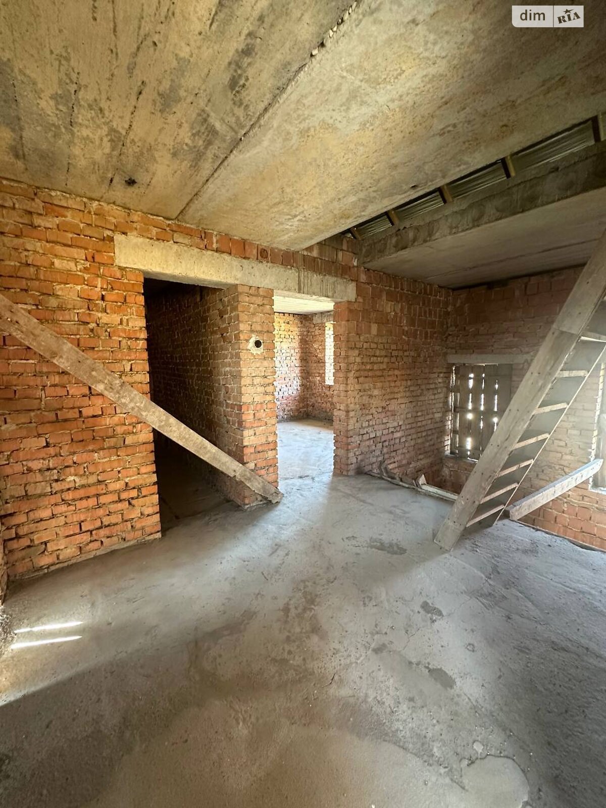 трехэтажный дом с гаражом, 180 кв. м, кирпич. Продажа в Угринове фото 1 трехэтажный дом с гаражом, 180 кв. м, кирпич. Продажа в Угринове фото 1