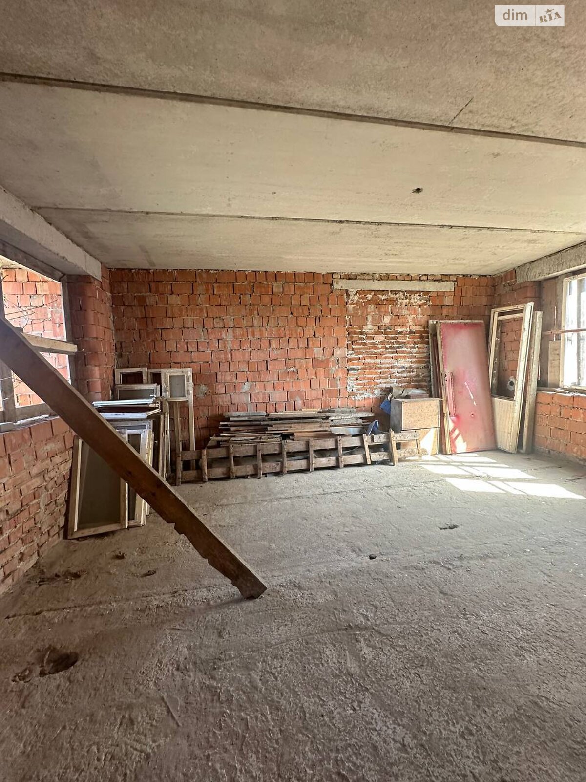 трехэтажный дом с гаражом, 180 кв. м, кирпич. Продажа в Угринове фото 1 трехэтажный дом с гаражом, 180 кв. м, кирпич. Продажа в Угринове фото 1