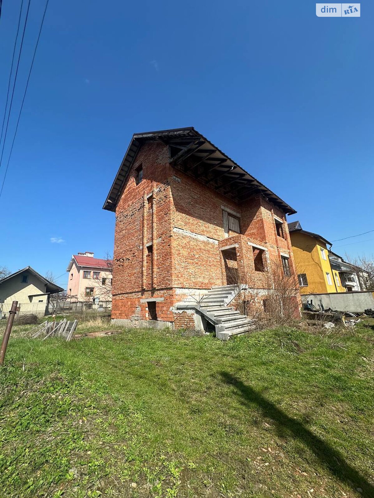трехэтажный дом с гаражом, 180 кв. м, кирпич. Продажа в Угринове фото 1 трехэтажный дом с гаражом, 180 кв. м, кирпич. Продажа в Угринове фото 1