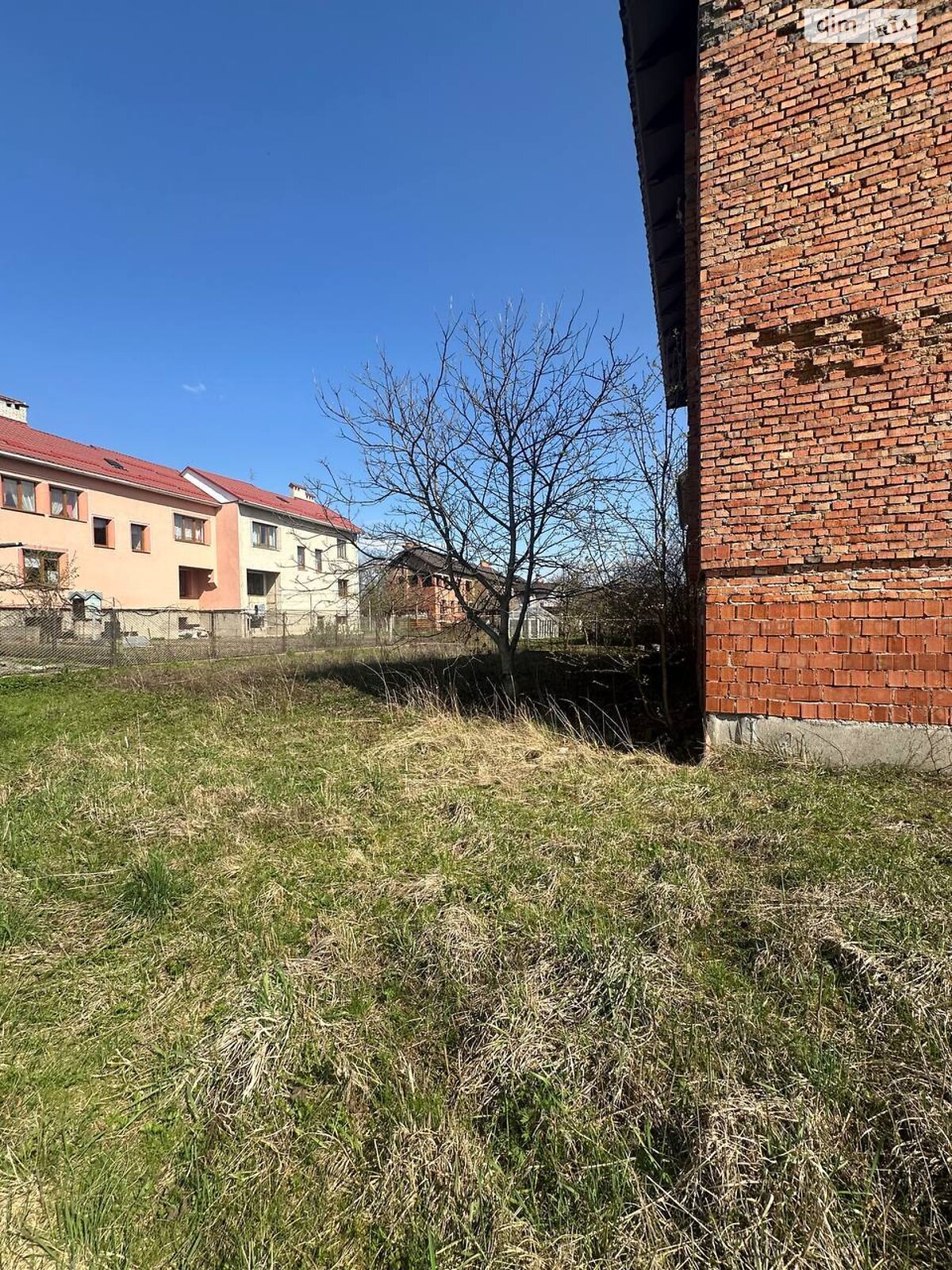 трехэтажный дом с гаражом, 180 кв. м, кирпич. Продажа в Угринове фото 1 трехэтажный дом с гаражом, 180 кв. м, кирпич. Продажа в Угринове фото 1