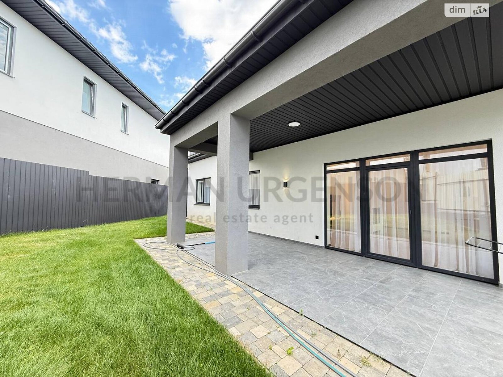 одноэтажный дом с отоплением, 135 кв. м, кирпич. Продажа в Ужгороде район Червеница фото 1 одноэтажный дом с отоплением, 135 кв. м, кирпич. Продажа в Ужгороде район Червеница фото 1