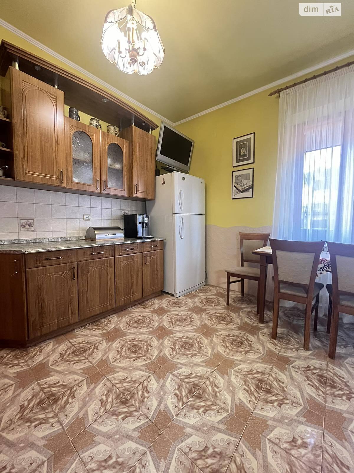 двухэтажный дом с гаражом, 400 кв. м, кирпич. Продажа в Ужгороде район Червеница фото 1 двухэтажный дом с гаражом, 400 кв. м, кирпич. Продажа в Ужгороде район Червеница фото 1