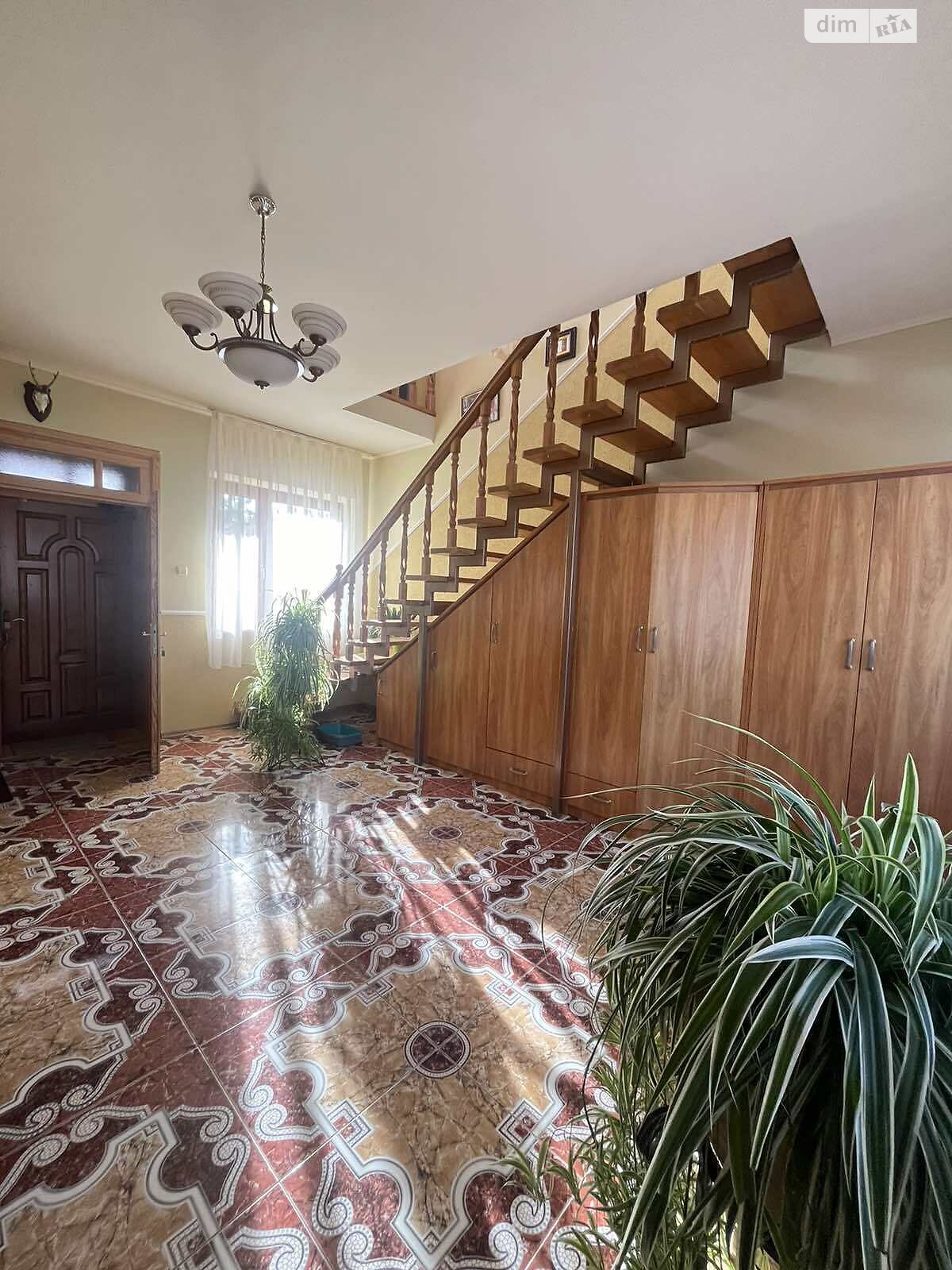 двухэтажный дом с гаражом, 400 кв. м, кирпич. Продажа в Ужгороде район Червеница фото 1 двухэтажный дом с гаражом, 400 кв. м, кирпич. Продажа в Ужгороде район Червеница фото 1