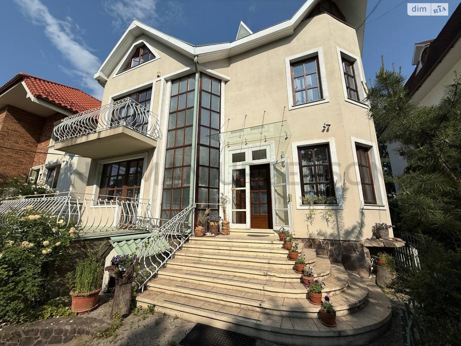 чотириповерховий будинок з гаражем, 400 кв. м, цегла. Продаж в Ужгороді, район Кальварія фото 1 чотириповерховий будинок з гаражем, 400 кв. м, цегла. Продаж в Ужгороді, район Кальварія фото 1