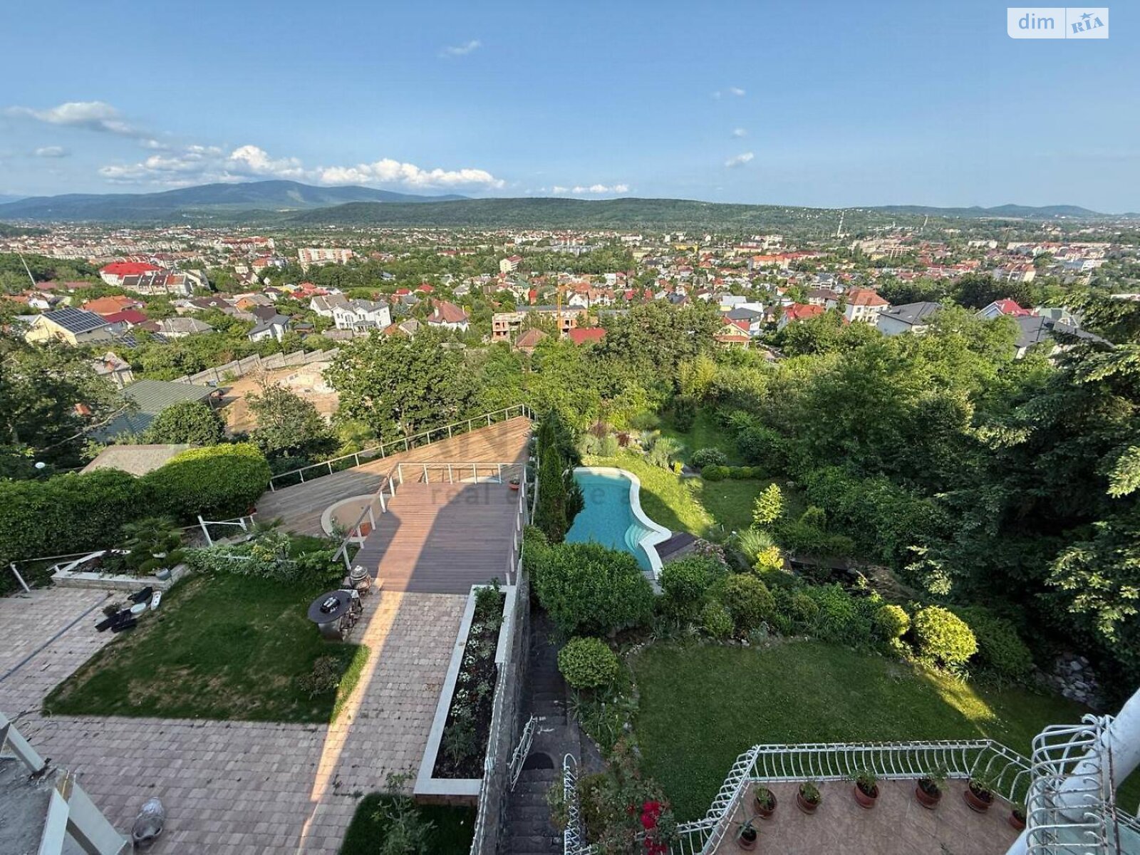 чотириповерховий будинок з гаражем, 400 кв. м, цегла. Продаж в Ужгороді, район Кальварія фото 1 чотириповерховий будинок з гаражем, 400 кв. м, цегла. Продаж в Ужгороді, район Кальварія фото 1