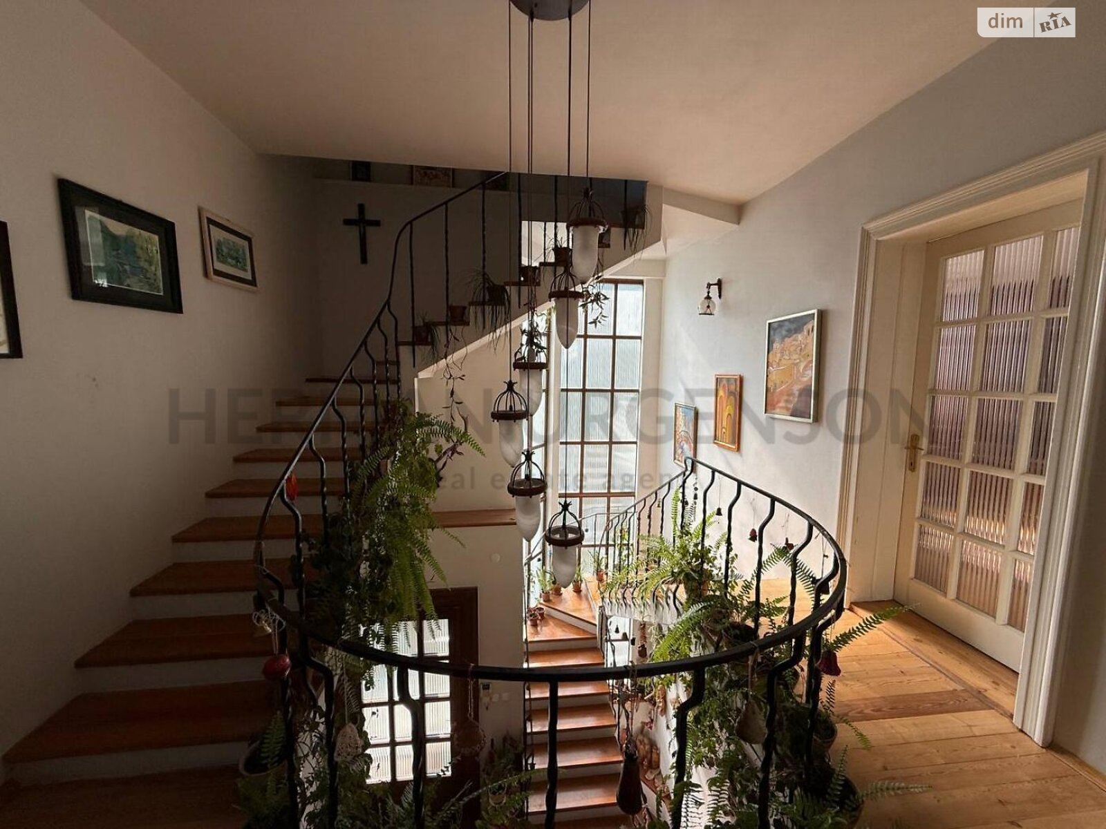 чотириповерховий будинок з гаражем, 400 кв. м, цегла. Продаж в Ужгороді, район Кальварія фото 1 чотириповерховий будинок з гаражем, 400 кв. м, цегла. Продаж в Ужгороді, район Кальварія фото 1