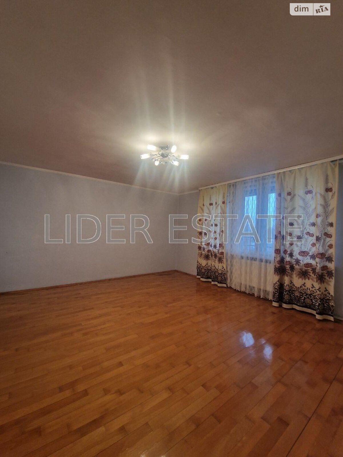триповерховий будинок бесідка, 170 кв. м, кирпич. Продаж в Ужгороді, район Компотний фото 1 триповерховий будинок бесідка, 170 кв. м, кирпич. Продаж в Ужгороді, район Компотний фото 1