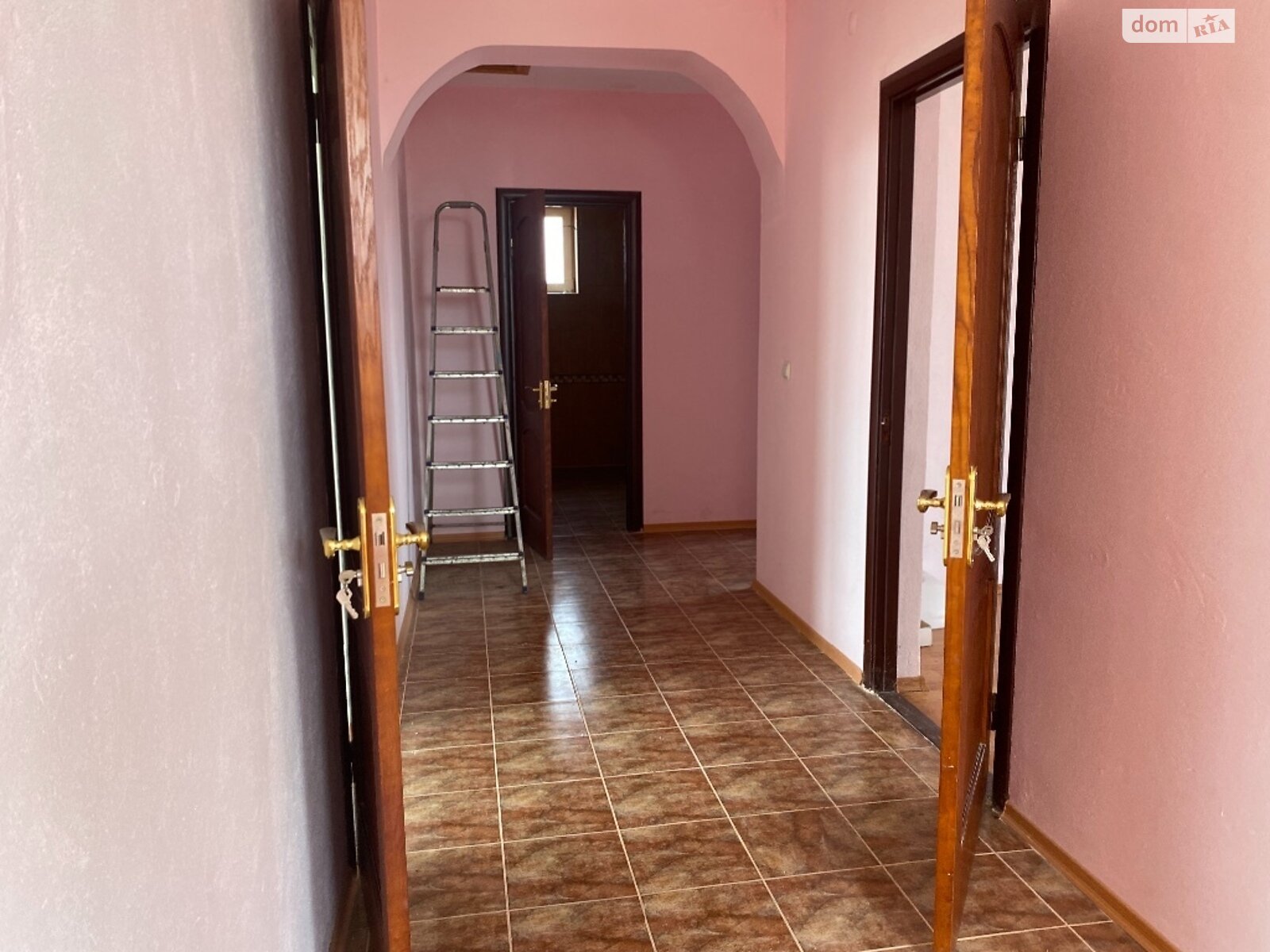 двухэтажный дом с гаражом, 250 кв. м, кирпич. Продажа в Минае фото 1 двухэтажный дом с гаражом, 250 кв. м, кирпич. Продажа в Минае фото 1