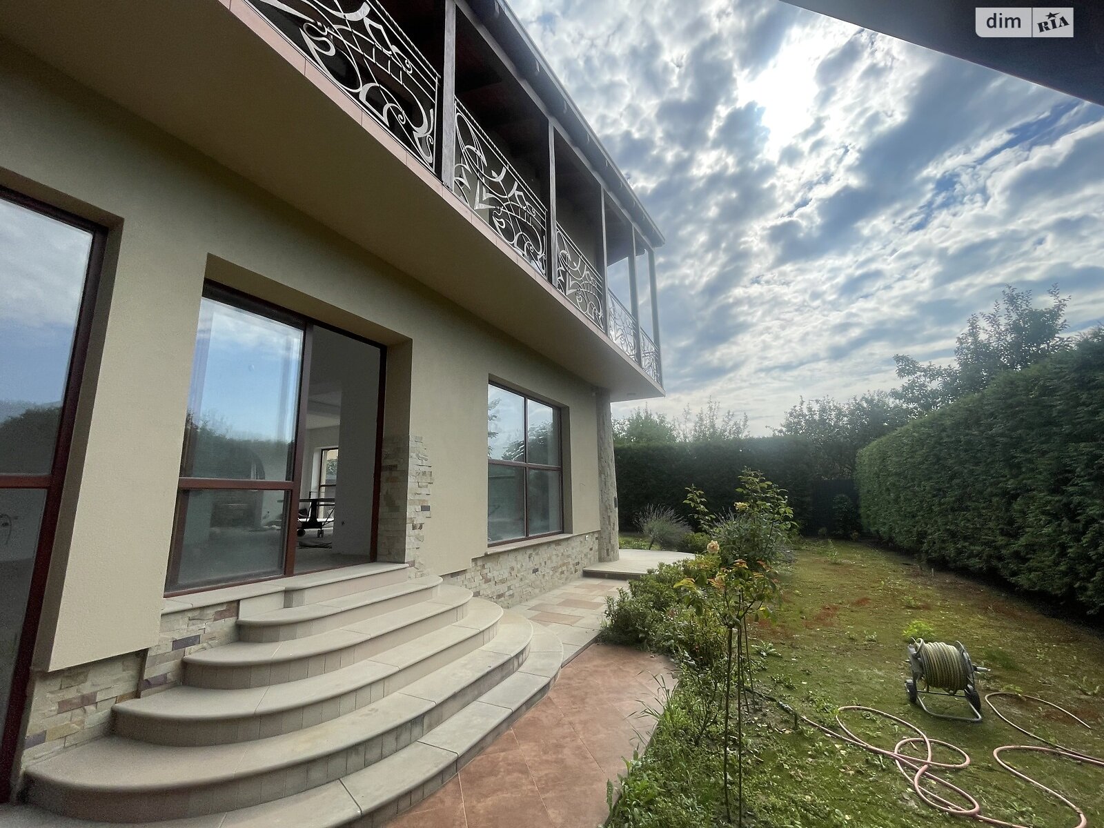 двухэтажный дом с верандой, 295 кв. м, кирпич. Продажа в Ужгороде район Шахта фото 1 двухэтажный дом с верандой, 295 кв. м, кирпич. Продажа в Ужгороде район Шахта фото 1