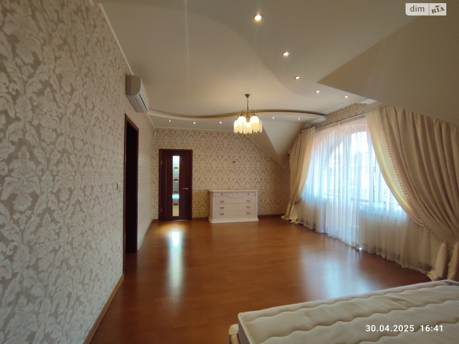 двухэтажный дом с гаражом, 295 кв. м, кирпич. Продажа в Ужгороде фото 1 двухэтажный дом с гаражом, 295 кв. м, кирпич. Продажа в Ужгороде фото 1