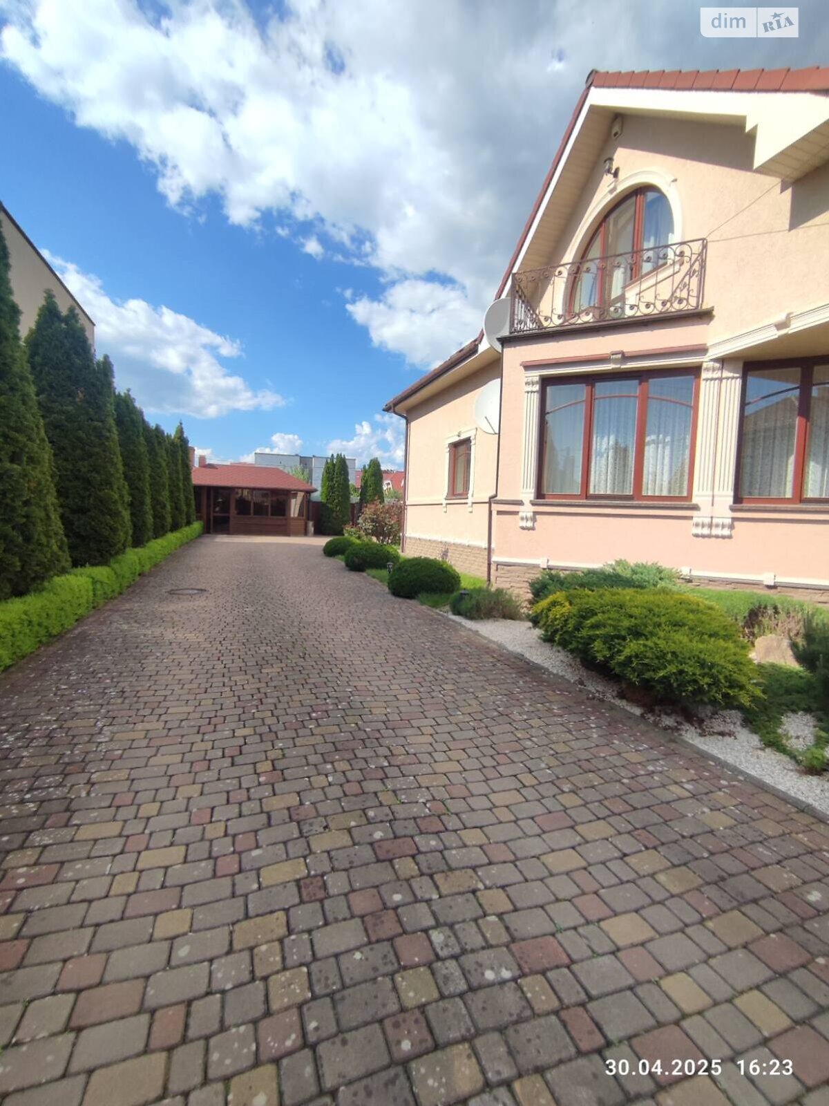 двухэтажный дом с гаражом, 295 кв. м, кирпич. Продажа в Ужгороде фото 1 двухэтажный дом с гаражом, 295 кв. м, кирпич. Продажа в Ужгороде фото 1