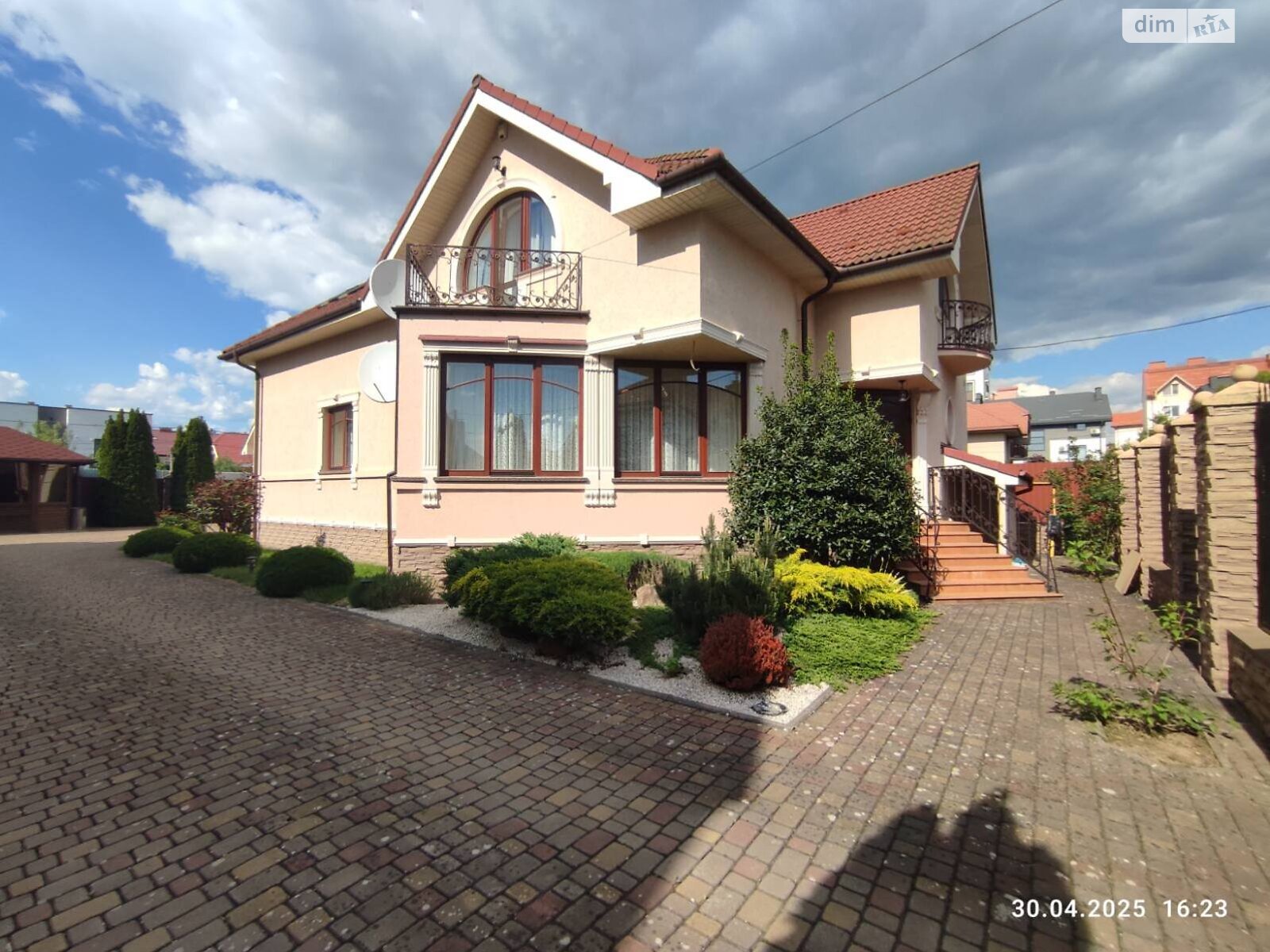 двухэтажный дом с гаражом, 295 кв. м, кирпич. Продажа в Ужгороде фото 1 двухэтажный дом с гаражом, 295 кв. м, кирпич. Продажа в Ужгороде фото 1