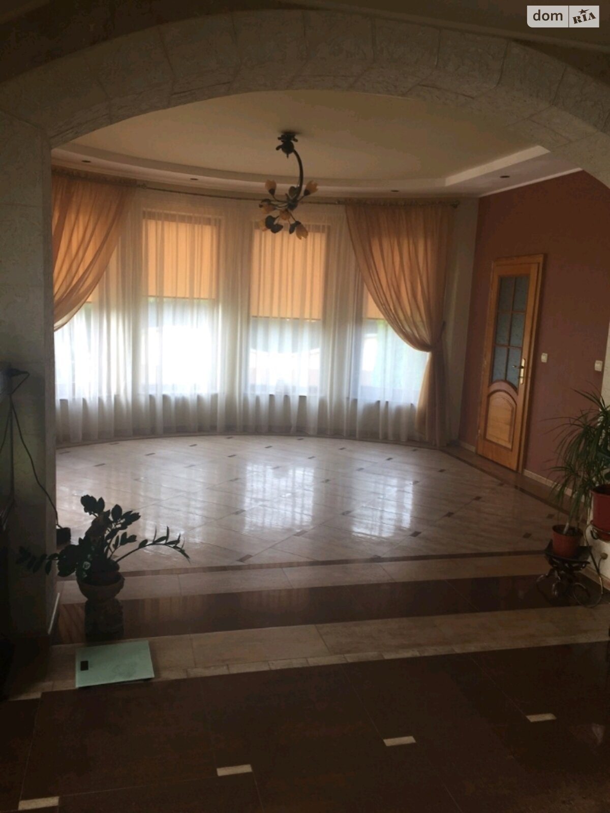 двухэтажный дом с ремонтом, 331 кв. м, кирпич. Продажа в Сторожнице фото 1