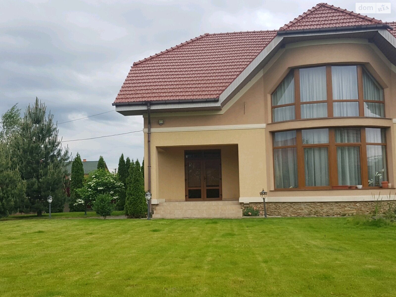 двухэтажный дом с ремонтом, 331 кв. м, кирпич. Продажа в Сторожнице фото 1