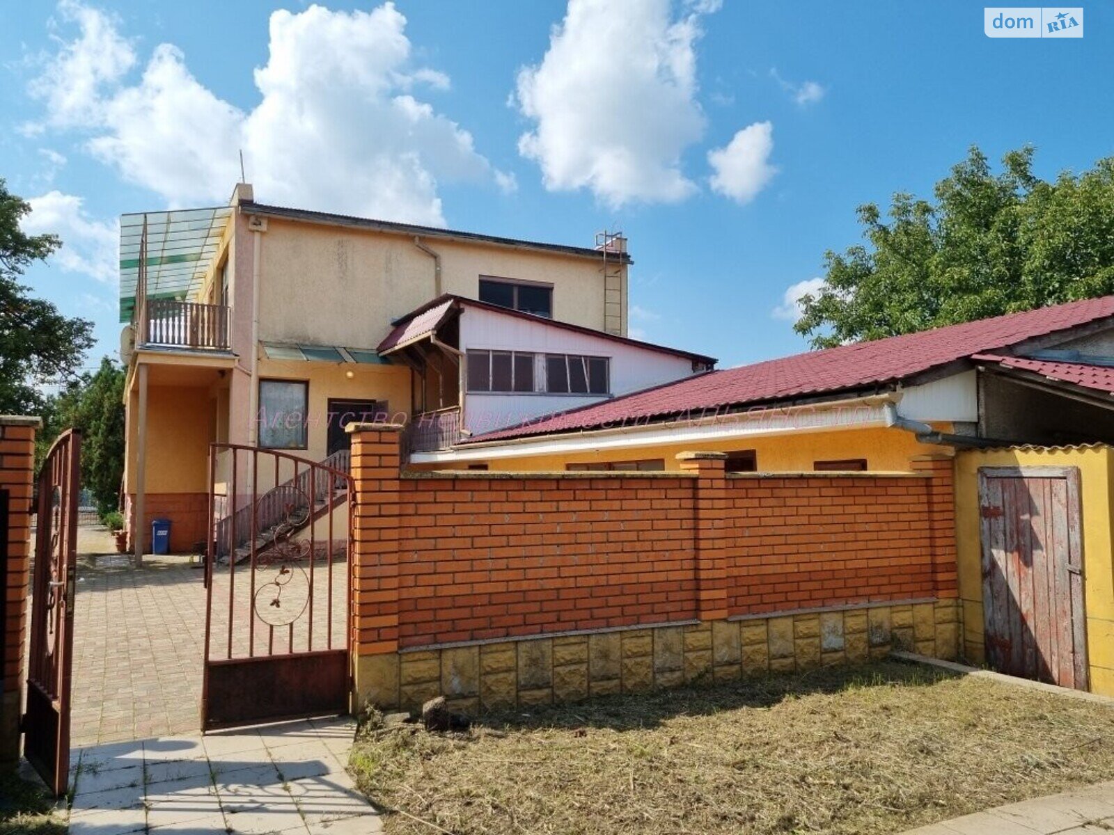 двухэтажный дом с верандой, 320 кв. м, кирпич. Продажа в Сюртом фото 1