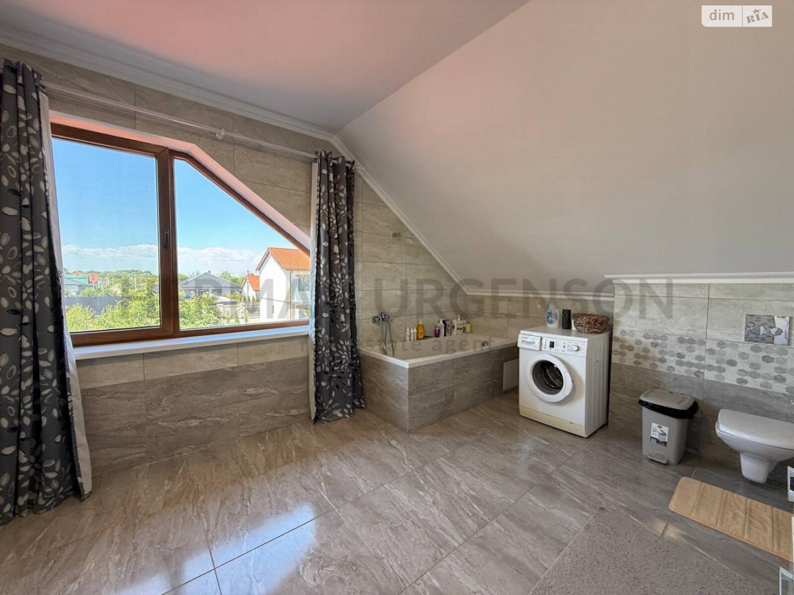 двоповерховий будинок з гаражем, 258 кв. м, цегла. Продаж у Ужгороді фото 1 двоповерховий будинок з гаражем, 258 кв. м, цегла. Продаж у Ужгороді фото 1