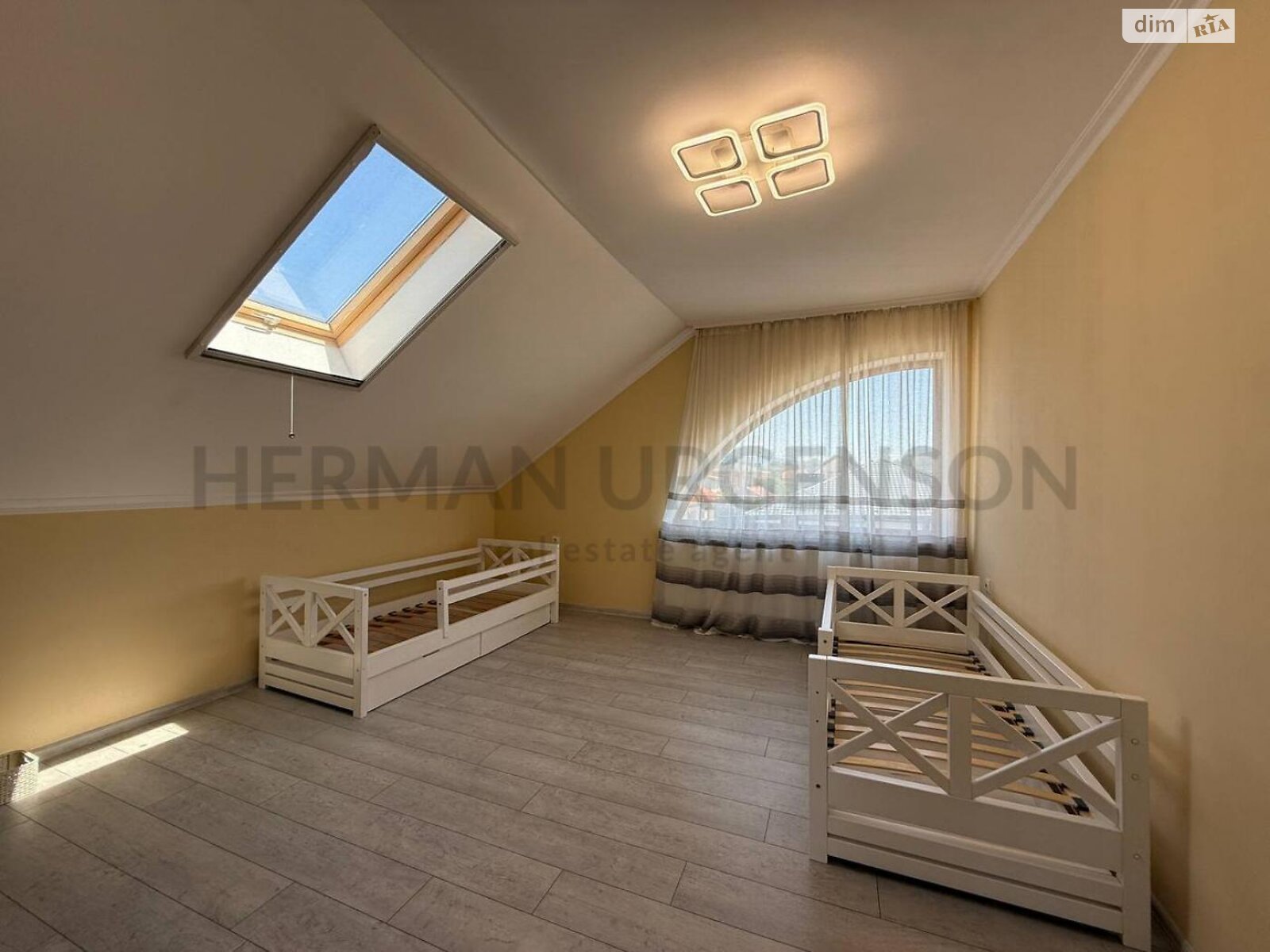 двоповерховий будинок з гаражем, 258 кв. м, цегла. Продаж у Ужгороді фото 1 двоповерховий будинок з гаражем, 258 кв. м, цегла. Продаж у Ужгороді фото 1