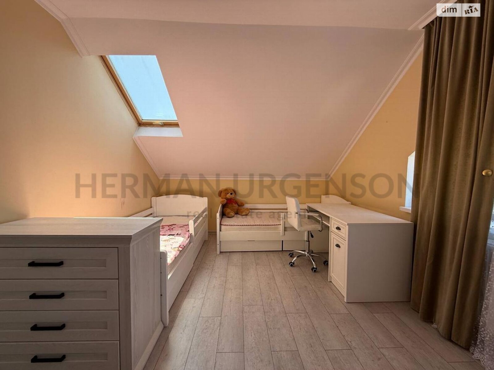 двоповерховий будинок з гаражем, 258 кв. м, цегла. Продаж у Ужгороді фото 1 двоповерховий будинок з гаражем, 258 кв. м, цегла. Продаж у Ужгороді фото 1