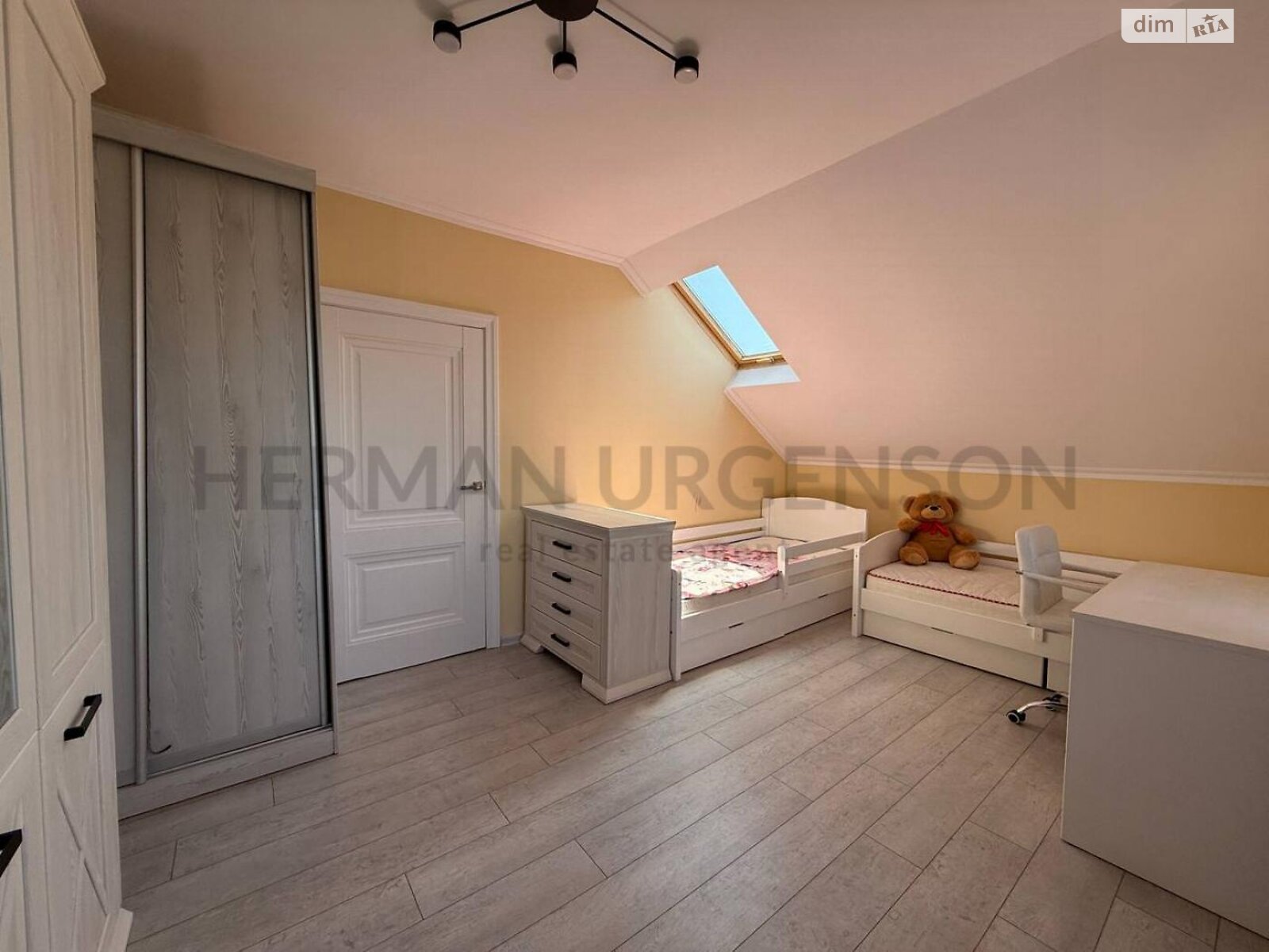 двоповерховий будинок з гаражем, 258 кв. м, цегла. Продаж у Ужгороді фото 1 двоповерховий будинок з гаражем, 258 кв. м, цегла. Продаж у Ужгороді фото 1