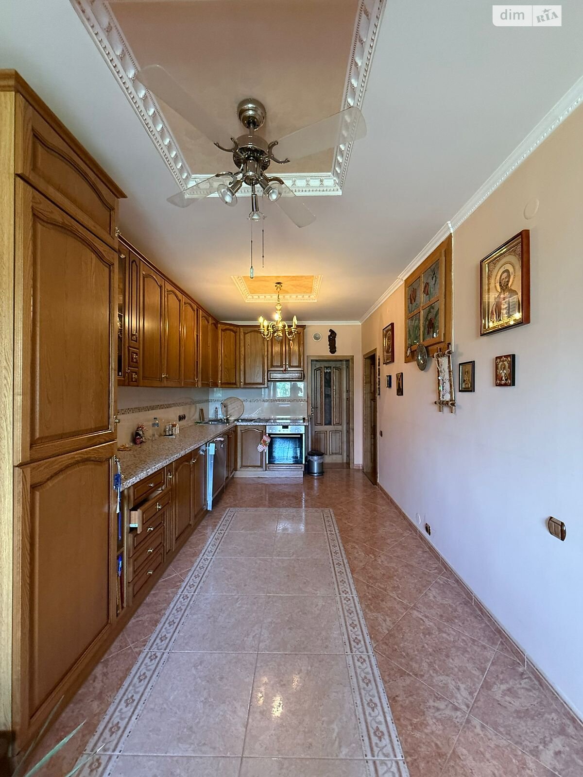 двоповерховий будинок з верандою, 420 кв. м, цегла. Продаж в Ужгороді, район Центр фото 1 двоповерховий будинок з верандою, 420 кв. м, цегла. Продаж в Ужгороді, район Центр фото 1