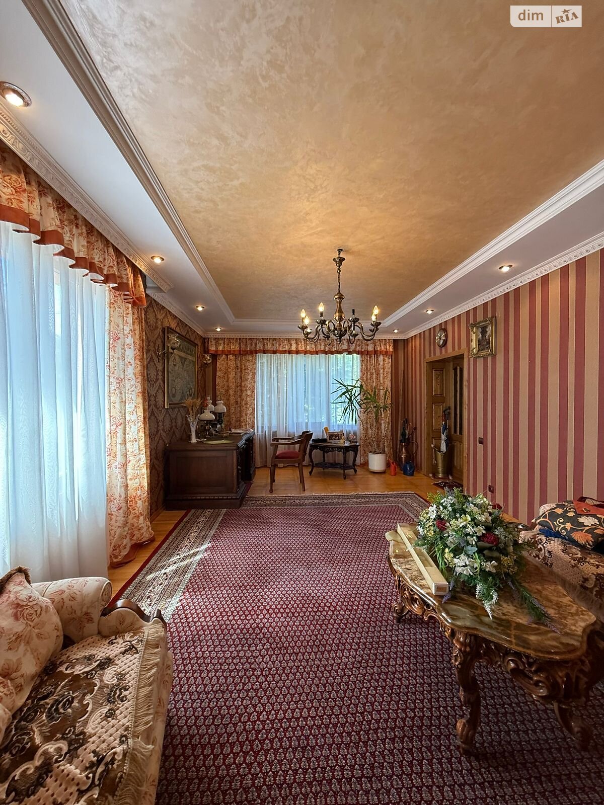 двоповерховий будинок з верандою, 420 кв. м, цегла. Продаж в Ужгороді, район Центр фото 1 двоповерховий будинок з верандою, 420 кв. м, цегла. Продаж в Ужгороді, район Центр фото 1