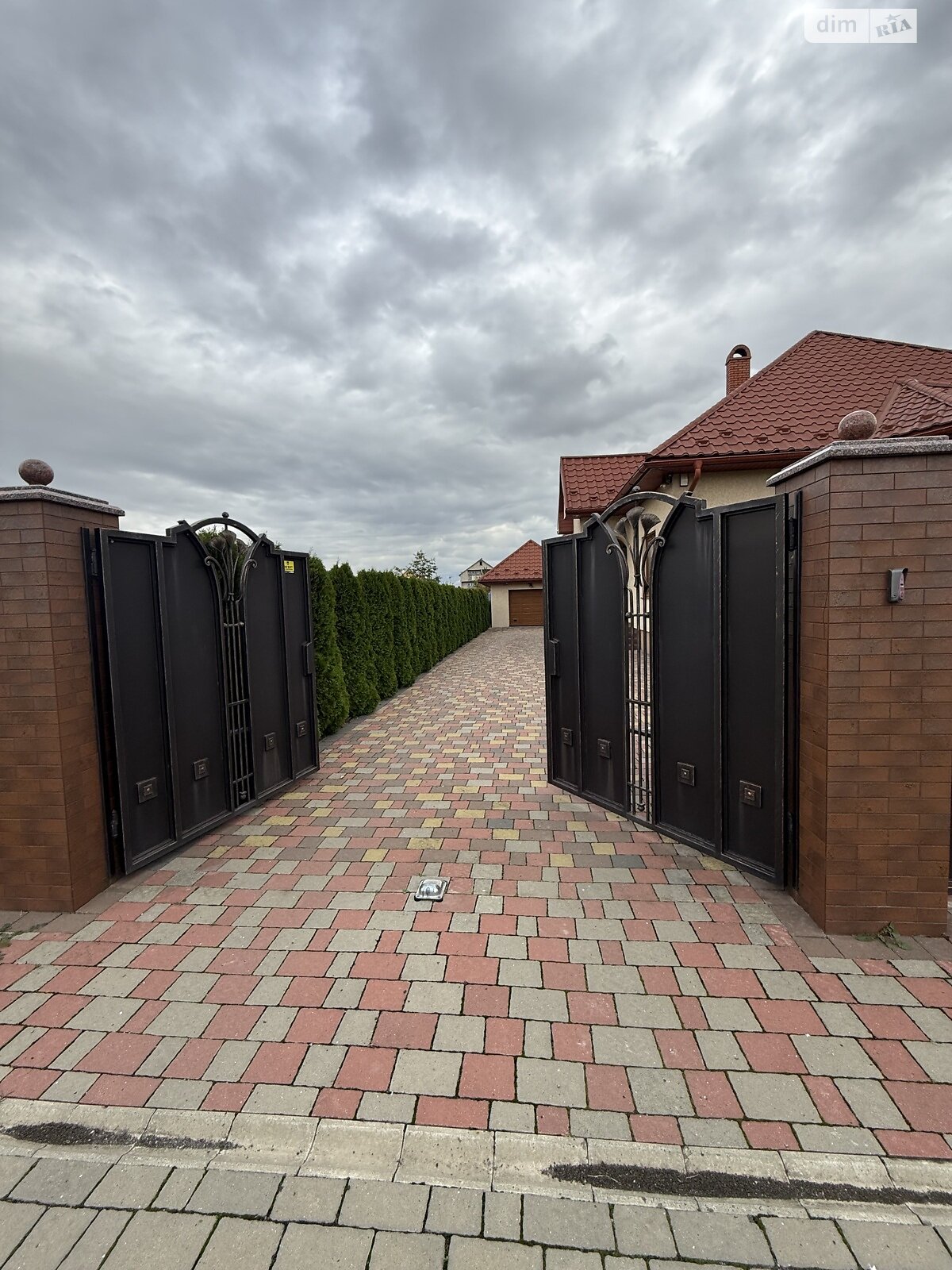 одноэтажный дом с гаражом, 150 кв. м, кирпич. Продажа в Ужгороде район Центр фото 1 одноэтажный дом с гаражом, 150 кв. м, кирпич. Продажа в Ужгороде район Центр фото 1