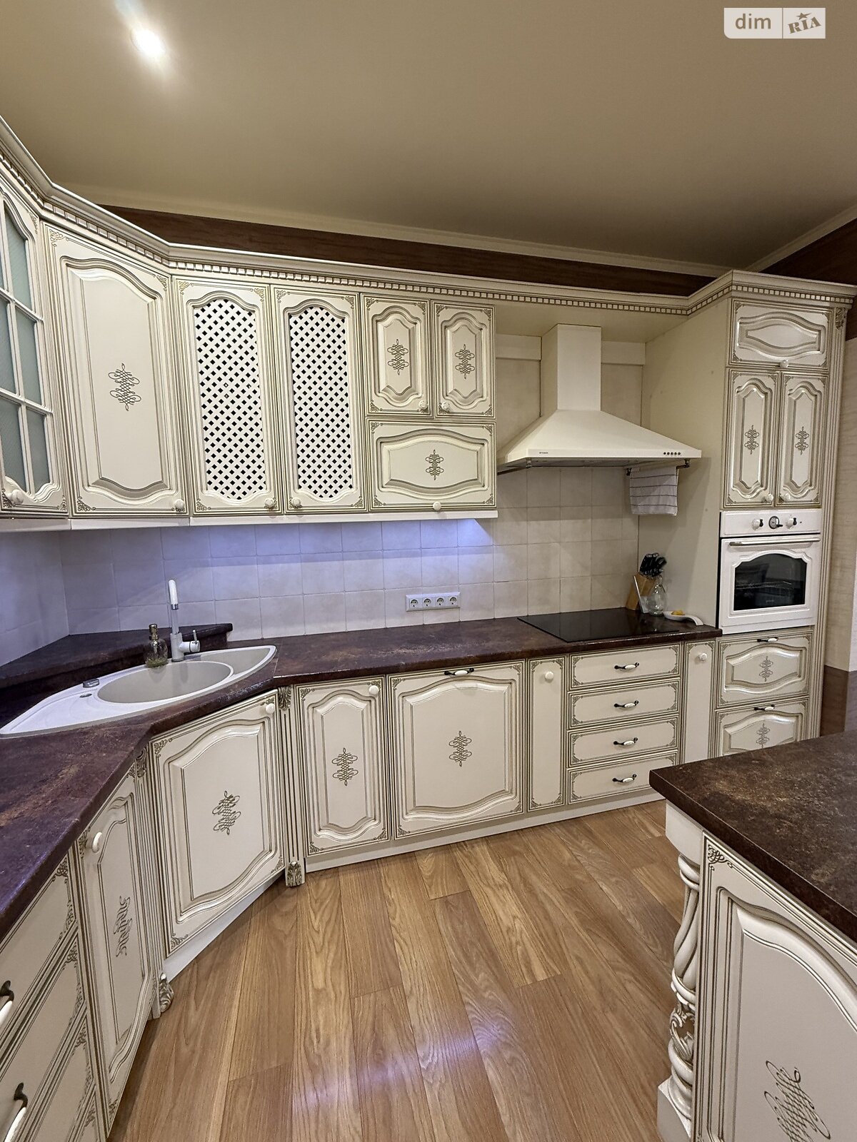 одноэтажный дом с гаражом, 150 кв. м, кирпич. Продажа в Ужгороде район Центр фото 1 одноэтажный дом с гаражом, 150 кв. м, кирпич. Продажа в Ужгороде район Центр фото 1