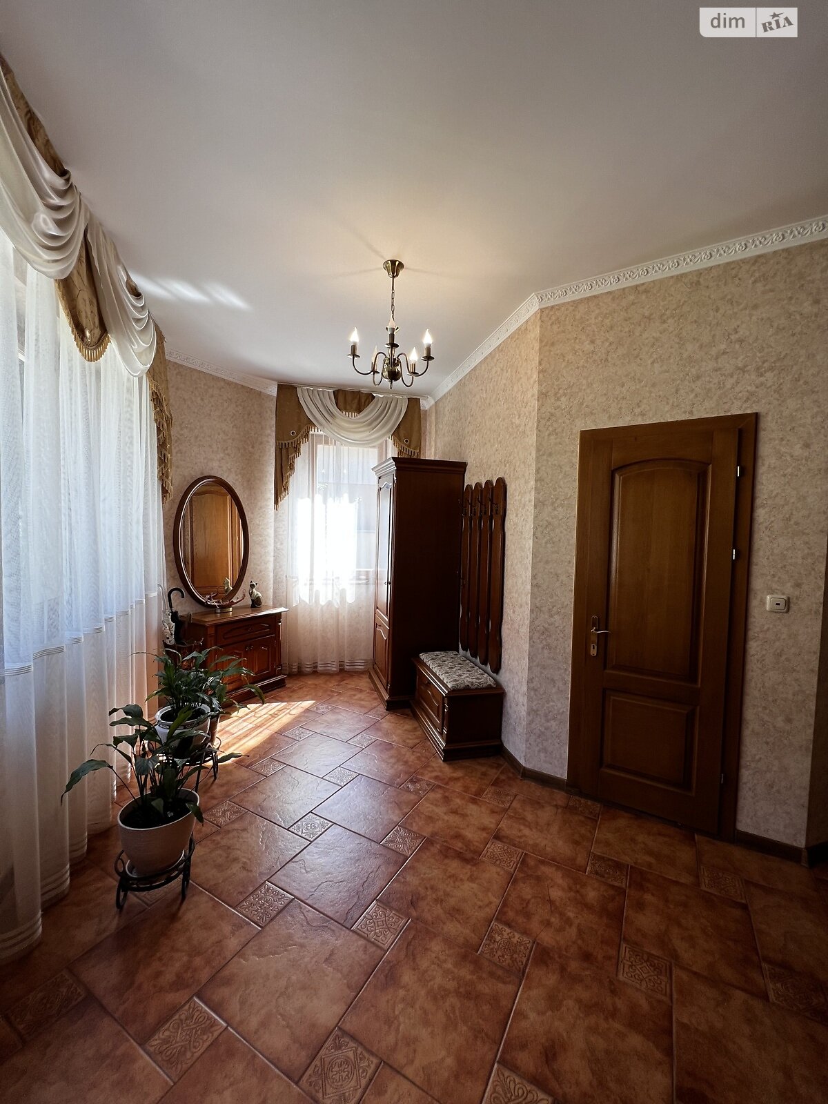 двухэтажный дом с отоплением, 480 кв. м, кирпич. Продажа в Ужгороде район Великий Галагов фото 1 двухэтажный дом с отоплением, 480 кв. м, кирпич. Продажа в Ужгороде район Великий Галагов фото 1