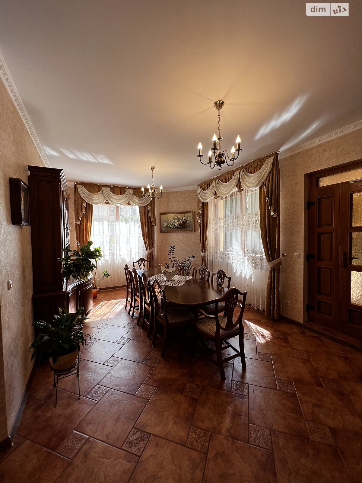 двухэтажный дом с отоплением, 480 кв. м, кирпич. Продажа в Ужгороде район Великий Галагов фото 1 двухэтажный дом с отоплением, 480 кв. м, кирпич. Продажа в Ужгороде район Великий Галагов фото 1