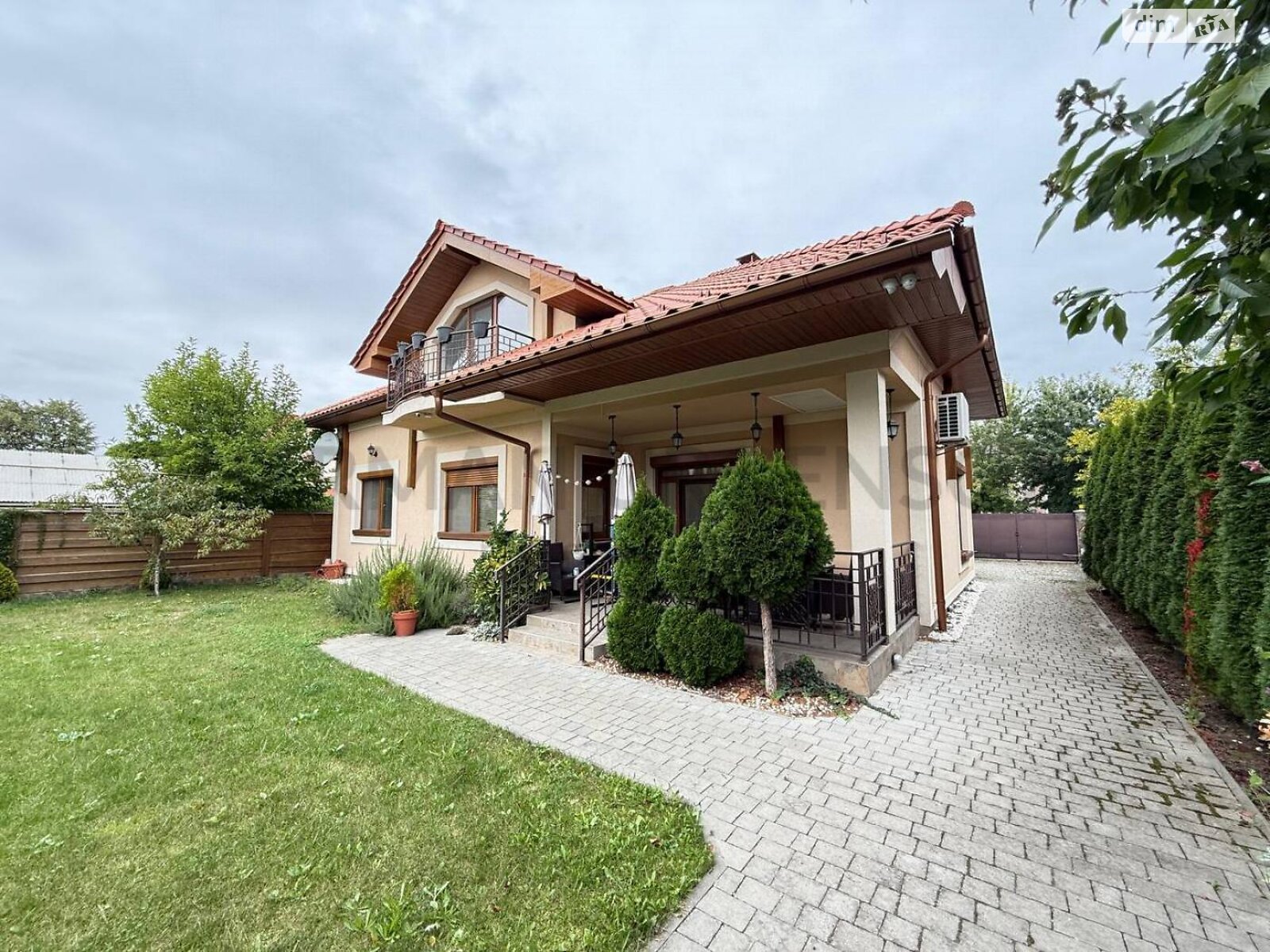 двоповерховий будинок з балконом, 300 кв. м, керамічний блок. Продаж в Ужгороді, район Великий Галагов фото 1 двоповерховий будинок з балконом, 300 кв. м, керамічний блок. Продаж в Ужгороді, район Великий Галагов фото 1