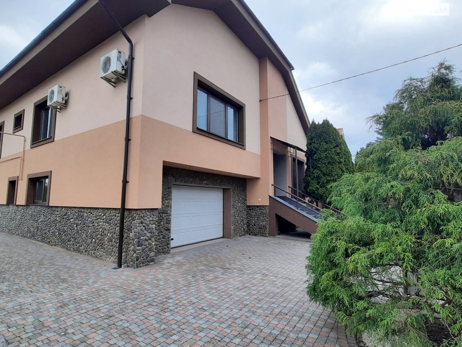 одноэтажный дом с верандой, 288 кв. м, кирпич. Продажа в Сторожнице фото 1 одноэтажный дом с верандой, 288 кв. м, кирпич. Продажа в Сторожнице фото 1