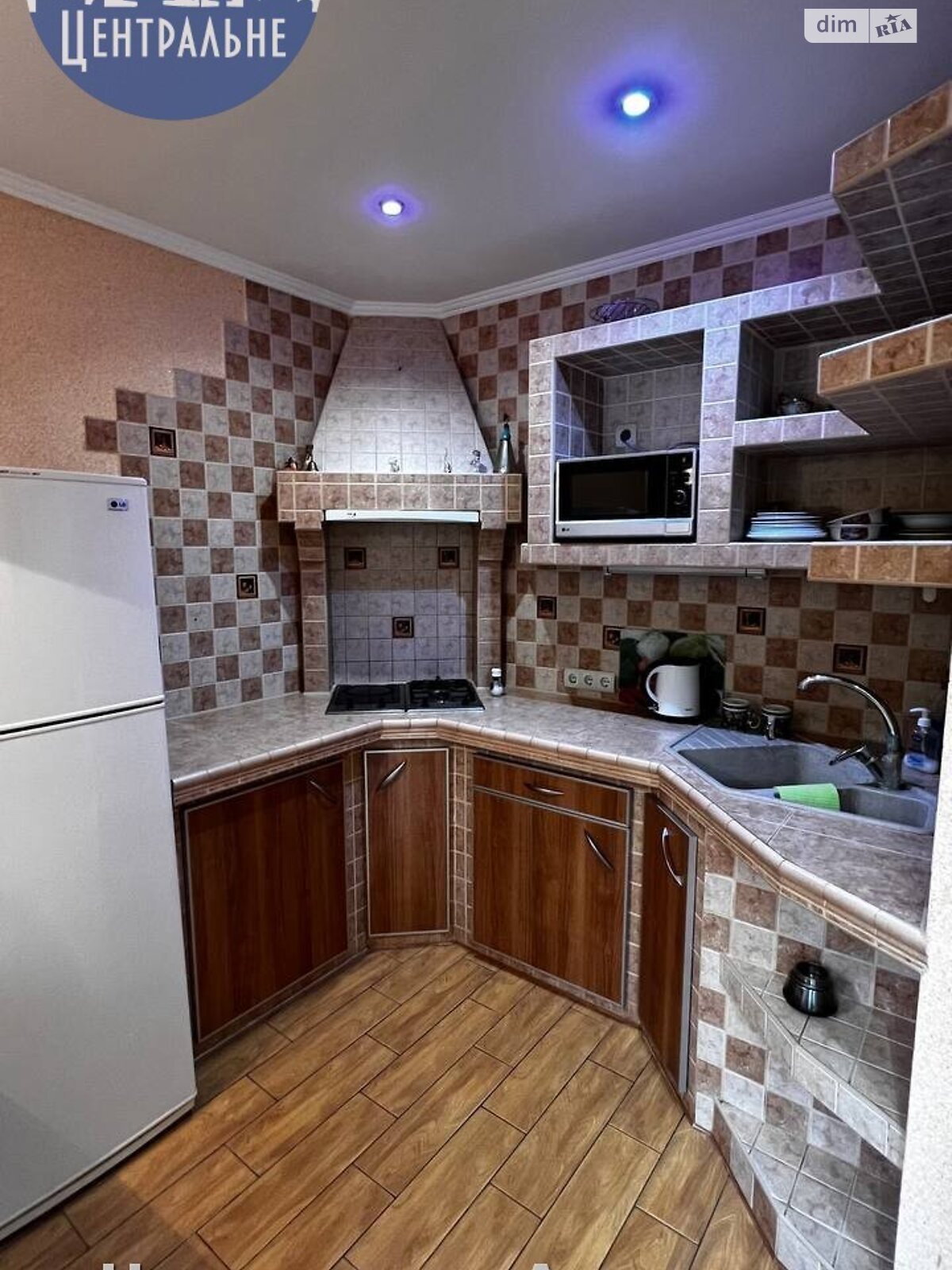 триповерховий будинок з гаражем, 270.9 кв. м, цегла. Продаж у Валі Кузьміній фото 1 триповерховий будинок з гаражем, 270.9 кв. м, цегла. Продаж у Валі Кузьміній фото 1