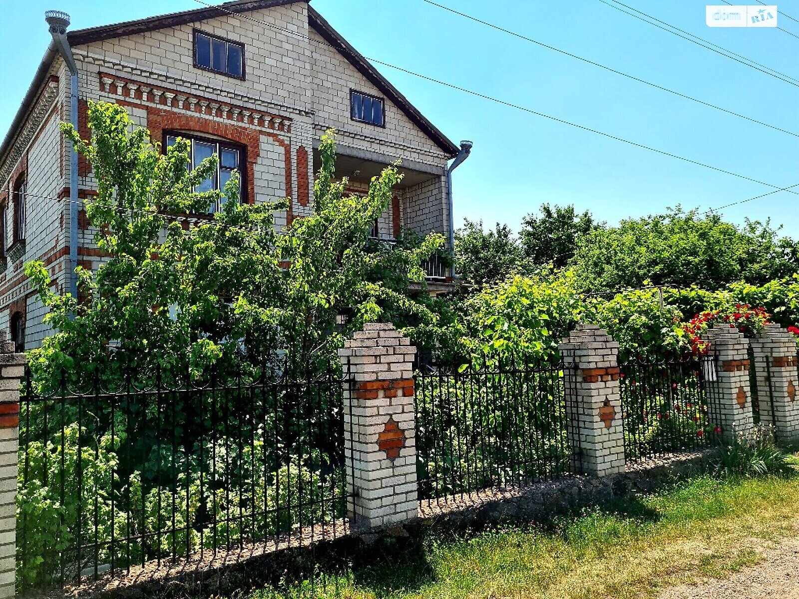 двоповерховий будинок з гаражем, 200 кв. м, цегла. Продаж у Вапнярці фото 1 двоповерховий будинок з гаражем, 200 кв. м, цегла. Продаж у Вапнярці фото 1
