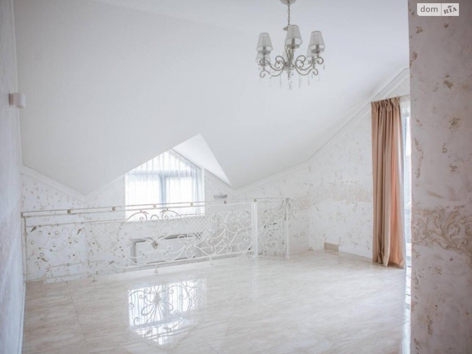 трехэтажный дом, 480 кв. м, кирпич. Продажа в Иванковичах фото 1 трехэтажный дом, 480 кв. м, кирпич. Продажа в Иванковичах фото 1