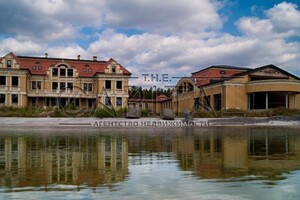 трехэтажный дом с балконом, 2000 кв. м, кирпич. Продажа в Иванковичах фото 2