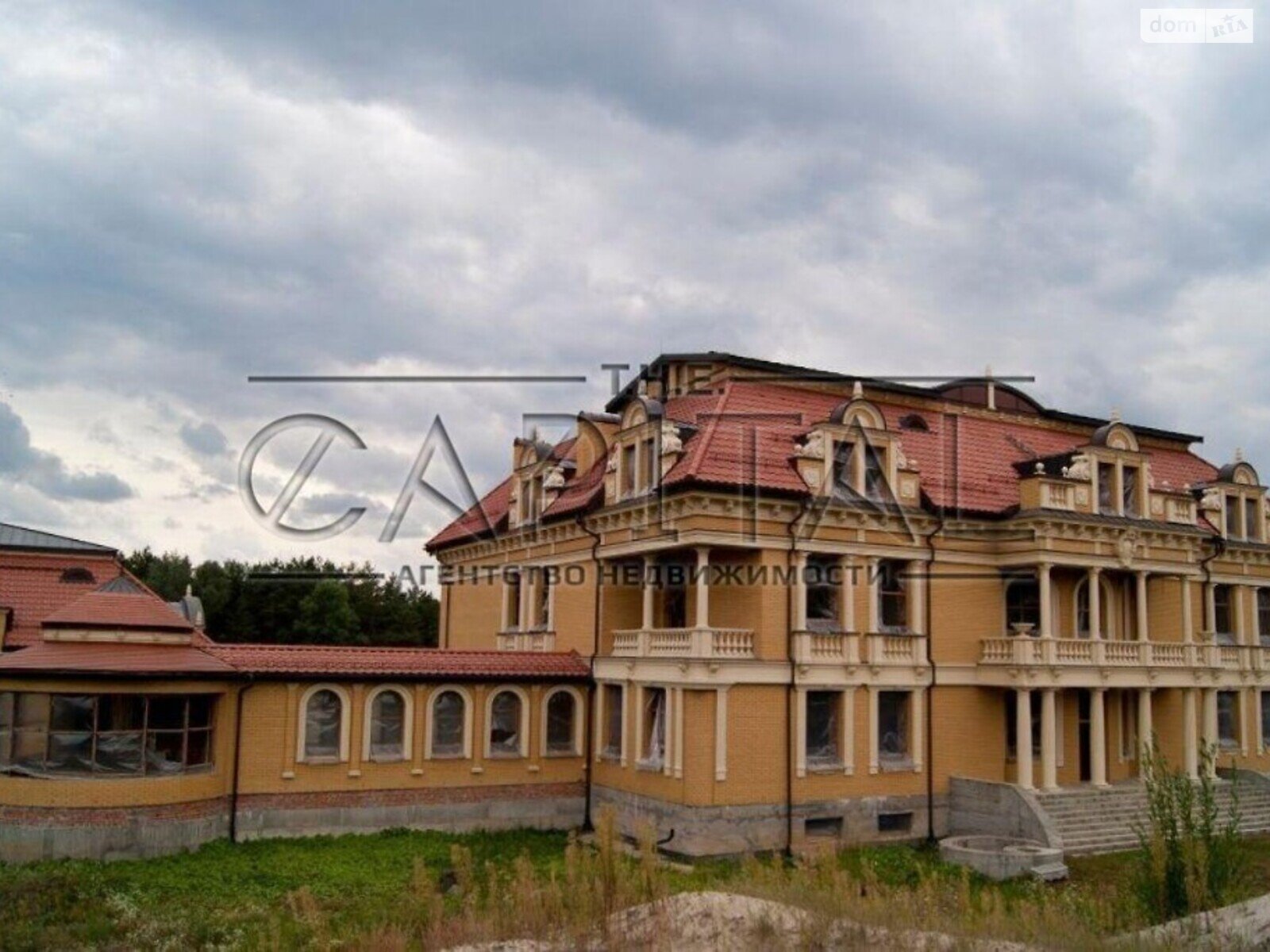трехэтажный дом с балконом, 2000 кв. м, кирпич. Продажа в Иванковичах фото 1 трехэтажный дом с балконом, 2000 кв. м, кирпич. Продажа в Иванковичах фото 1