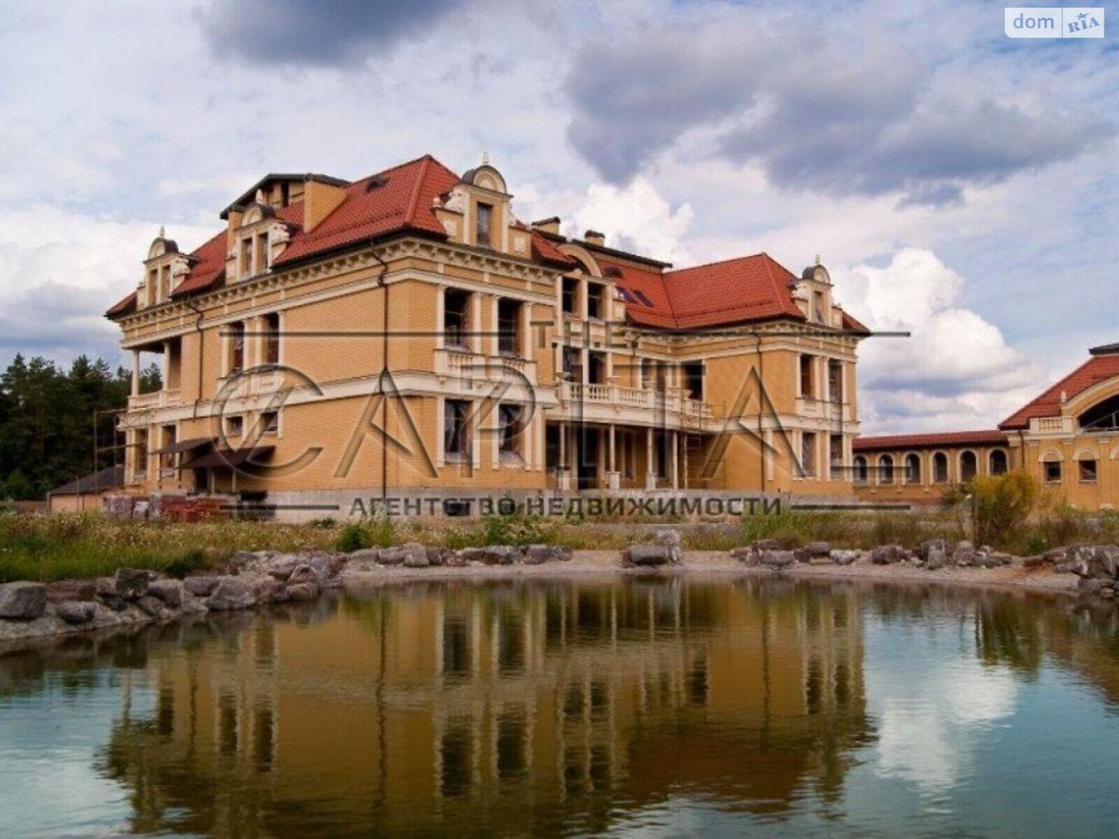 трехэтажный дом с балконом, 2000 кв. м, кирпич. Продажа в Иванковичах фото 1 трехэтажный дом с балконом, 2000 кв. м, кирпич. Продажа в Иванковичах фото 1