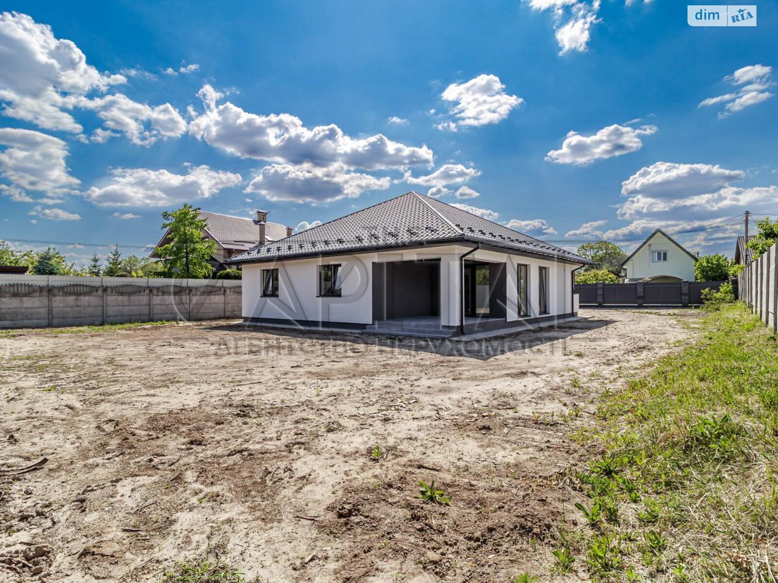 одноэтажный дом с гаражом, 180 кв. м, кирпич. Продажа в Василькове фото 1 одноэтажный дом с гаражом, 180 кв. м, кирпич. Продажа в Василькове фото 1