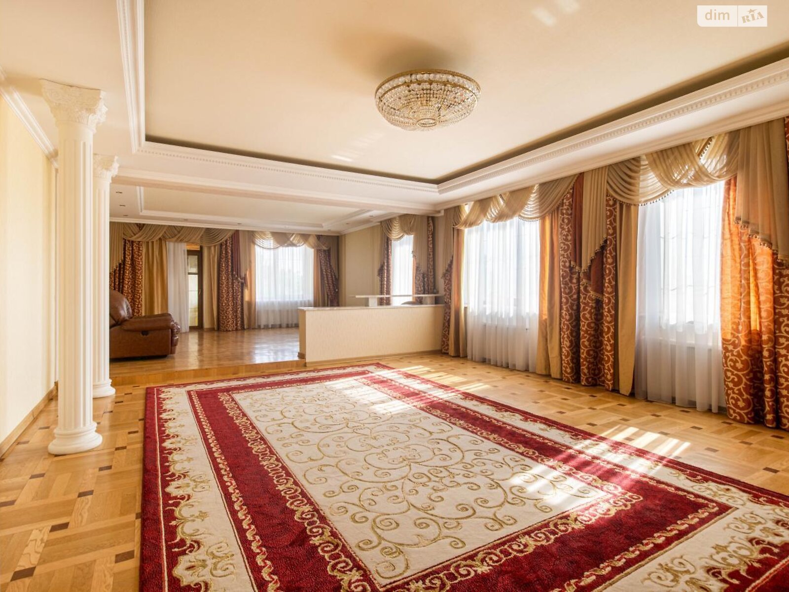 трехэтажный дом с балконом, 1055 кв. м, кирпич. Продажа в Великих Мостах фото 1