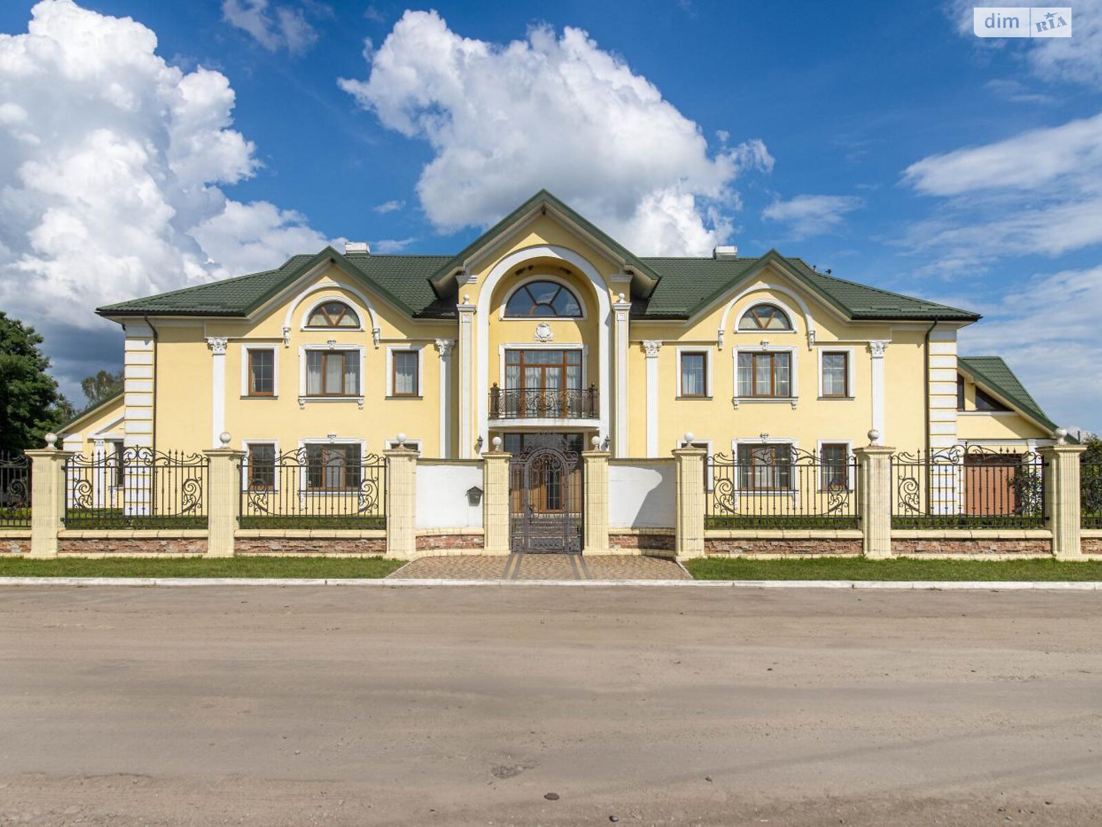 трехэтажный дом с балконом, 1055 кв. м, кирпич. Продажа в Великих Мостах фото 1