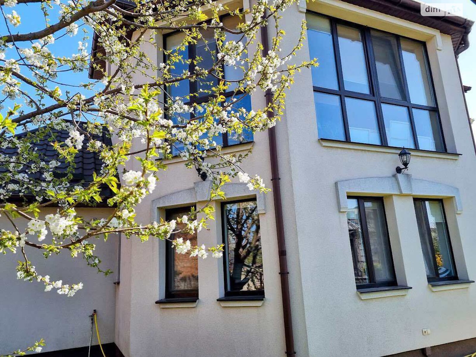 трехэтажный дом с верандой, 250 кв. м, кирпич. Продажа в Агрономичном фото 1 трехэтажный дом с верандой, 250 кв. м, кирпич. Продажа в Агрономичном фото 1