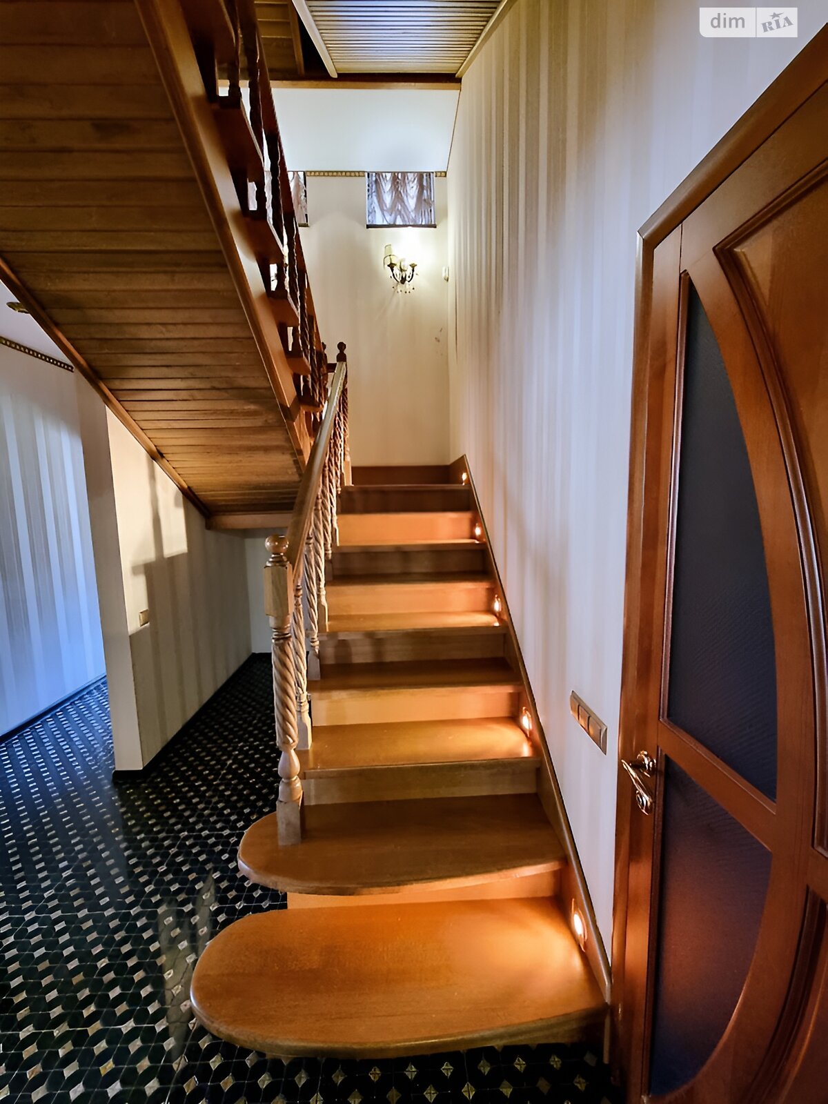 трехэтажный дом с верандой, 250 кв. м, кирпич. Продажа в Агрономичном фото 1 трехэтажный дом с верандой, 250 кв. м, кирпич. Продажа в Агрономичном фото 1