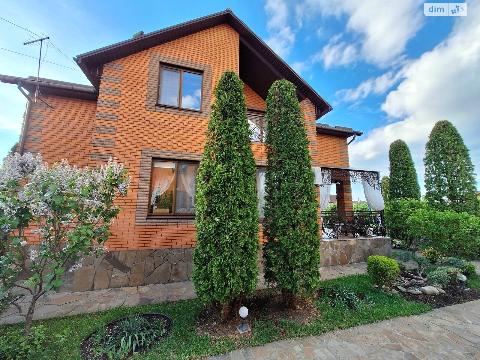 двухэтажный дом с балконом, 300 кв. м, кирпич. Продажа в Виннице район Старый город фото 1 двухэтажный дом с балконом, 300 кв. м, кирпич. Продажа в Виннице район Старый город фото 1